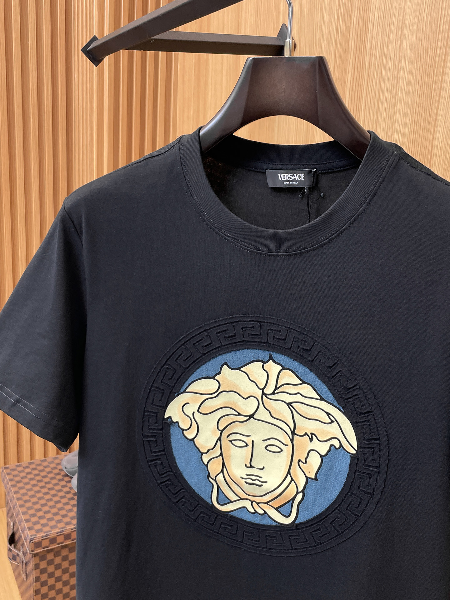 瓦萨Versace26春夏新品专柜首发最新款短袖圆领T恤 高端订制 设计前卫时尚！品牌logo重工艺设计