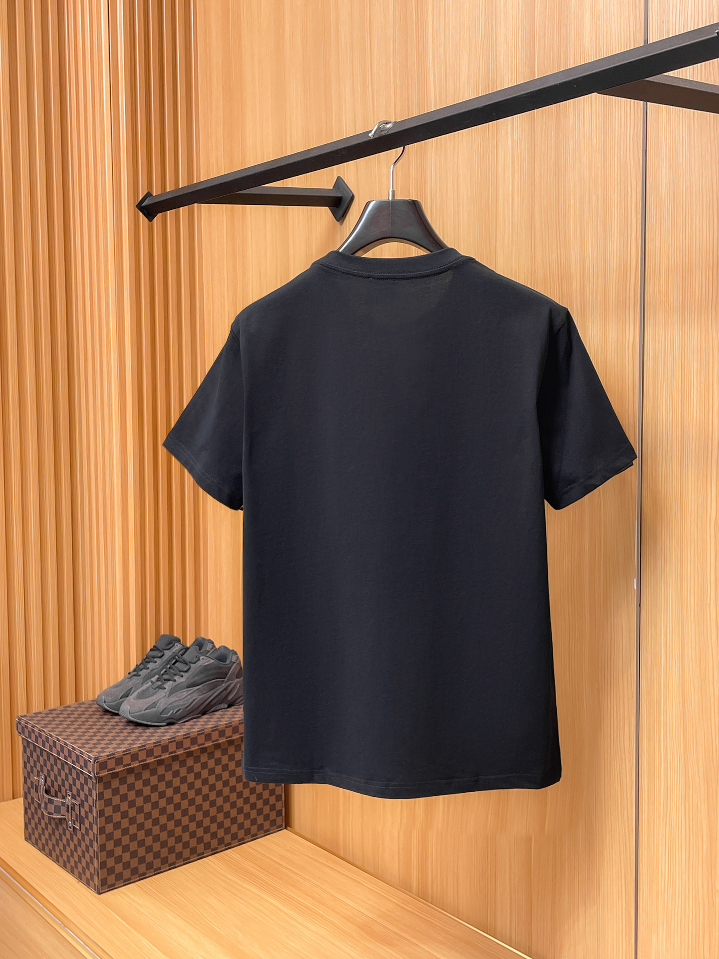 瓦萨Versace26春夏新品专柜首发最新款短袖圆领T恤 高端订制 设计前卫时尚！品牌logo重工艺设计