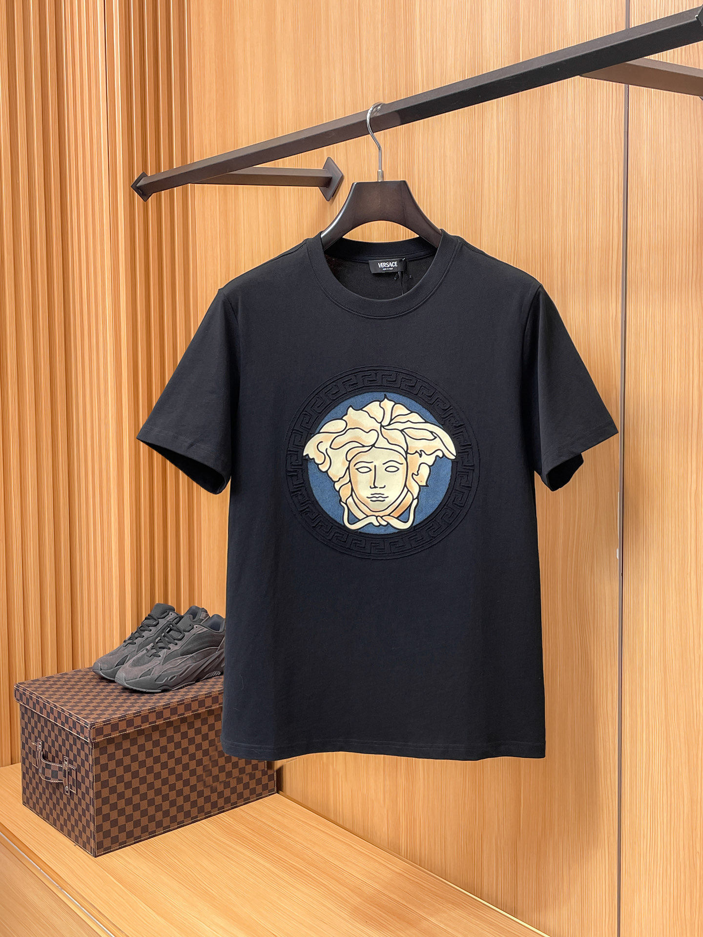 瓦萨Versace26春夏新品专柜首发最新款短袖圆领T恤 高端订制 设计前卫时尚！品牌logo重工艺设计