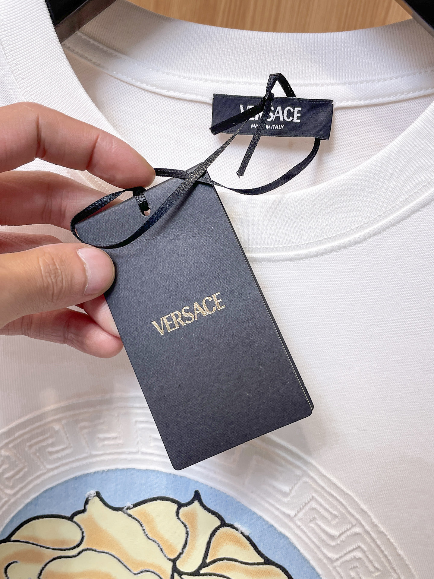 瓦萨Versace26春夏新品专柜首发最新款短袖圆领T恤 高端订制 设计前卫时尚！品牌logo重工艺设计