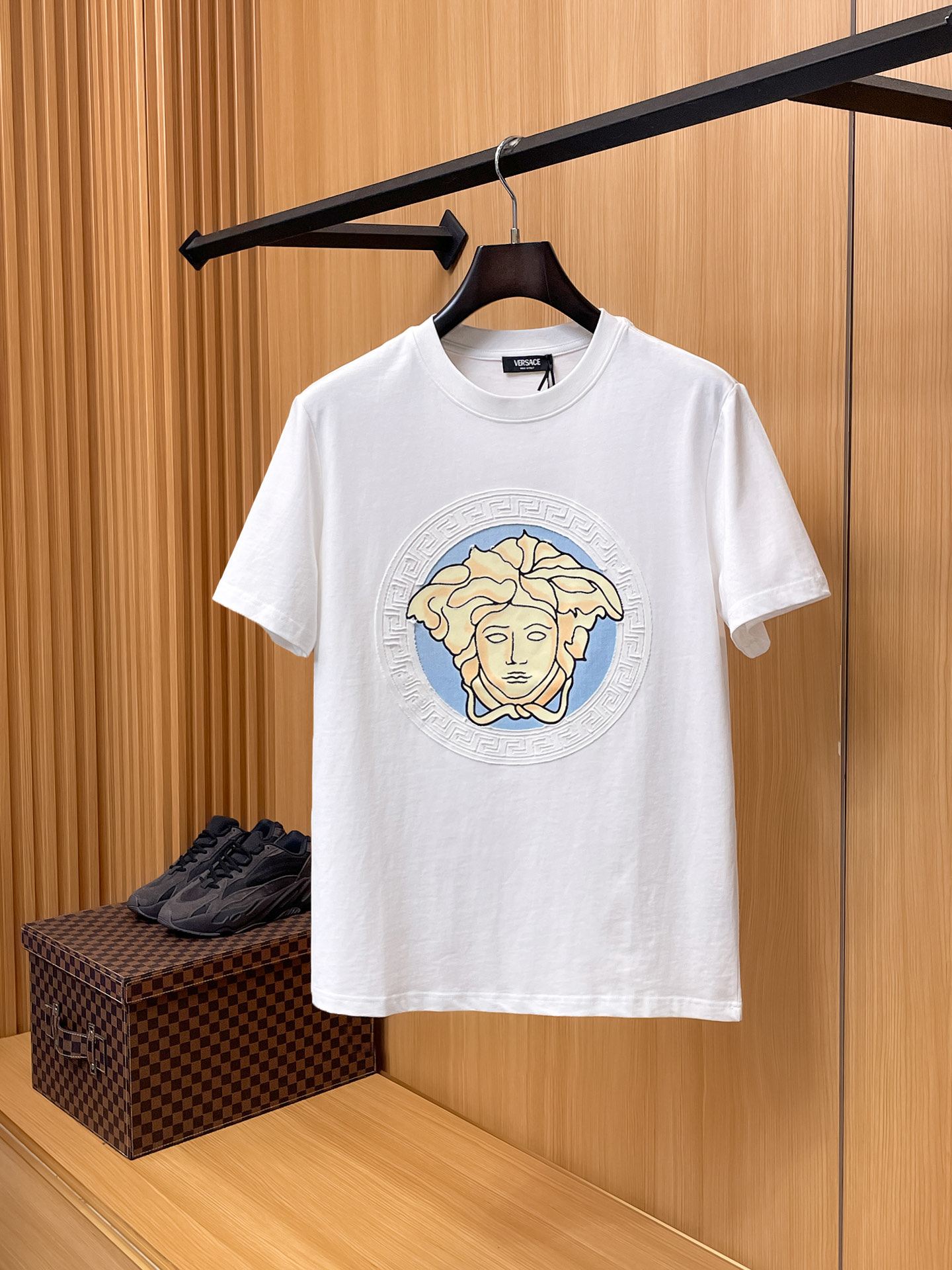 瓦萨Versace26春夏新品专柜首发最新款短袖圆领T恤 高端订制 设计前卫时尚！品牌logo重工艺设计