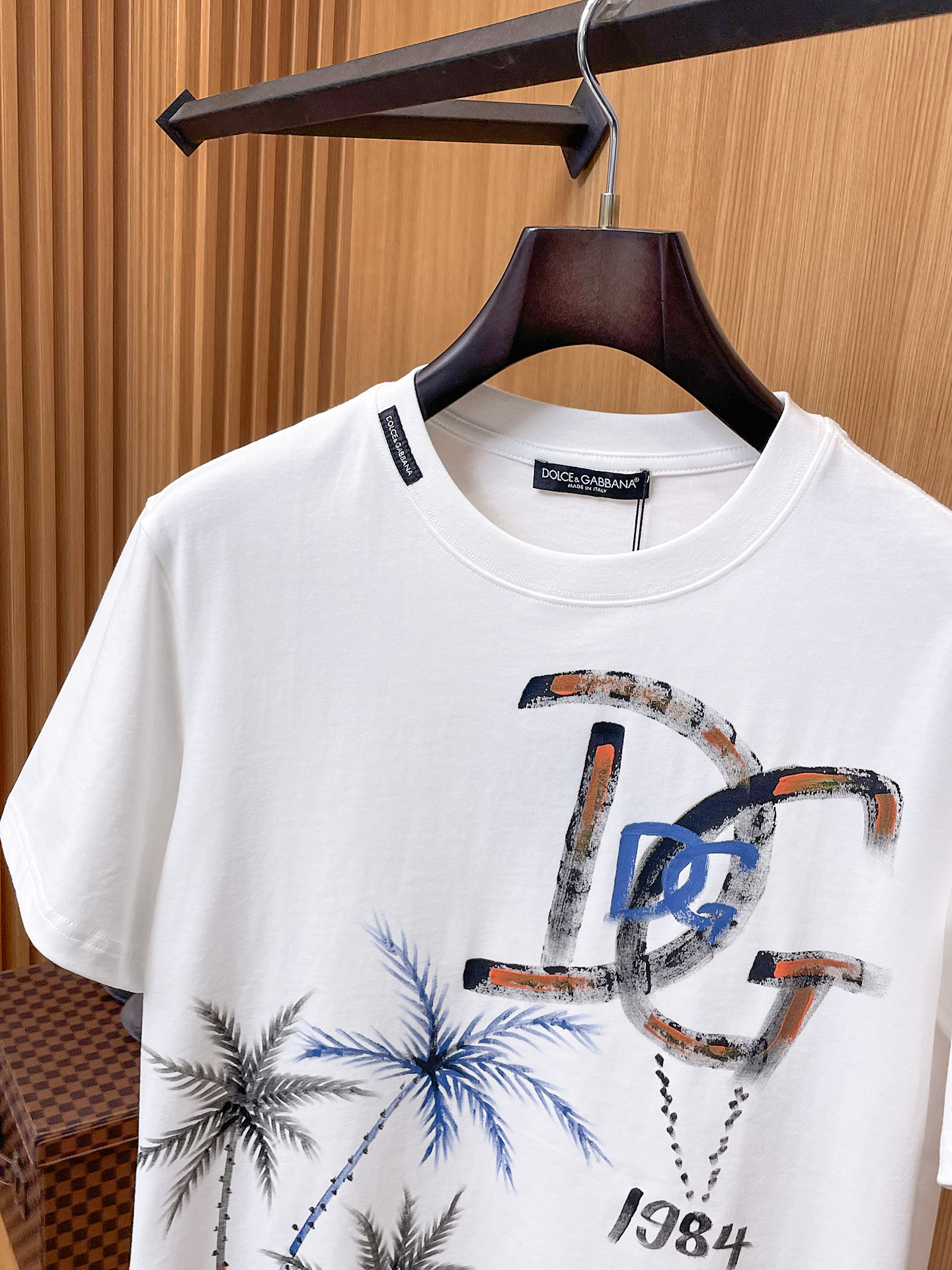 杜嘉班纳D&G26春夏新品专柜首发最新款短袖圆领T恤 高端订制 设计前卫时尚！品牌logo手绘重工艺设计