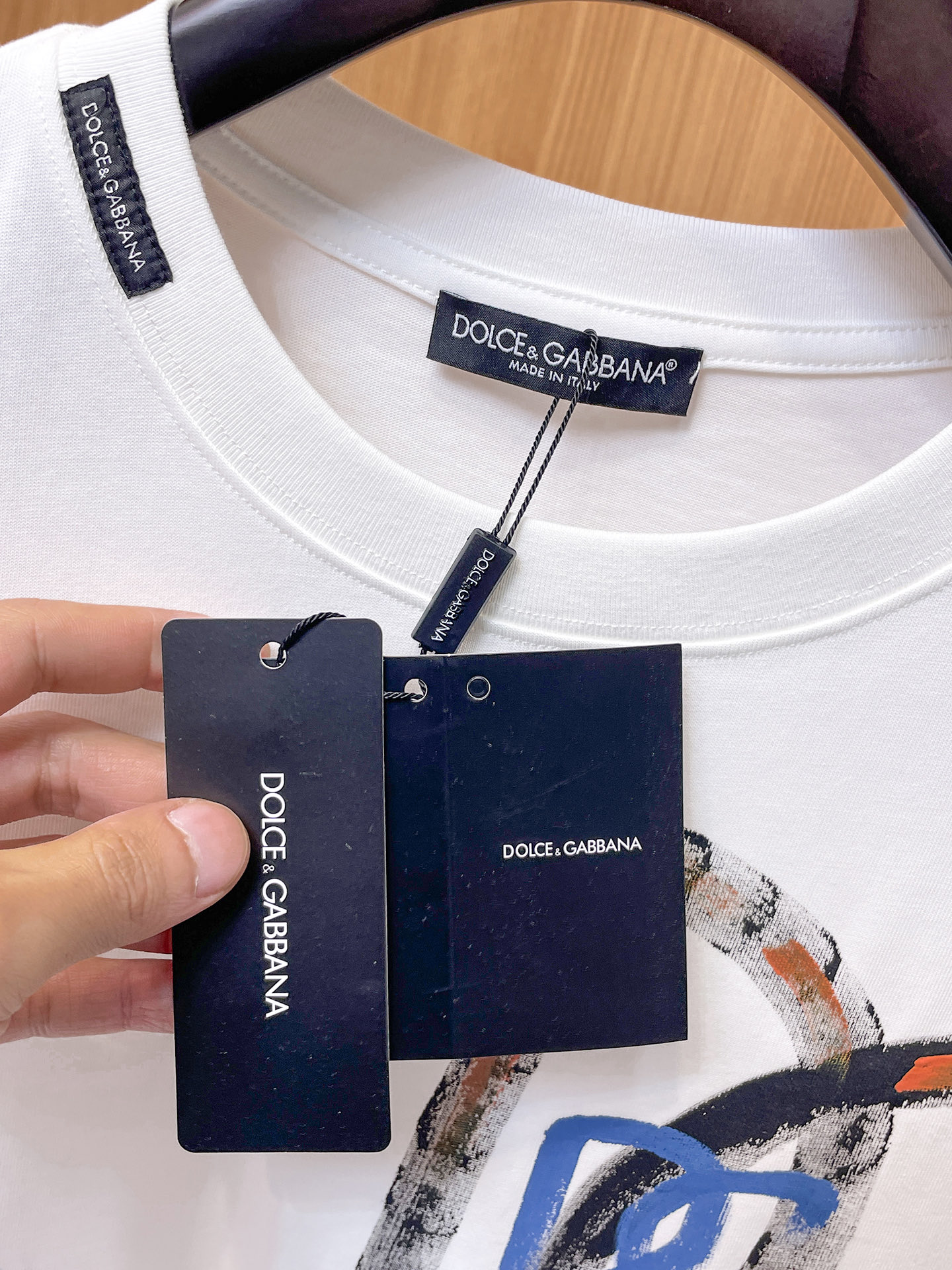 杜嘉班纳D&G26春夏新品专柜首发最新款短袖圆领T恤 高端订制 设计前卫时尚！品牌logo手绘重工艺设计