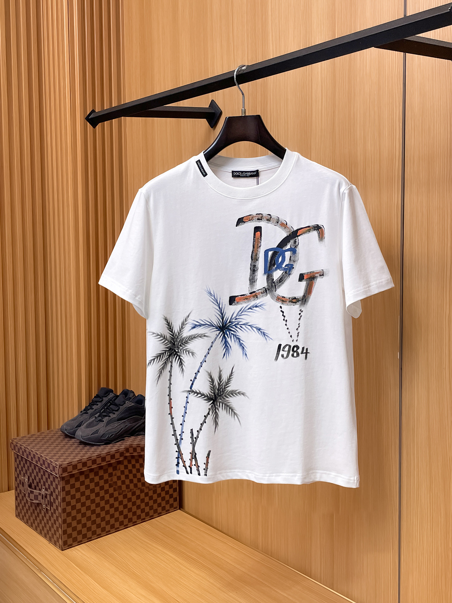 杜嘉班纳D&G26春夏新品专柜首发最新款短袖圆领T恤 高端订制 设计前卫时尚！品牌logo手绘重工艺设计