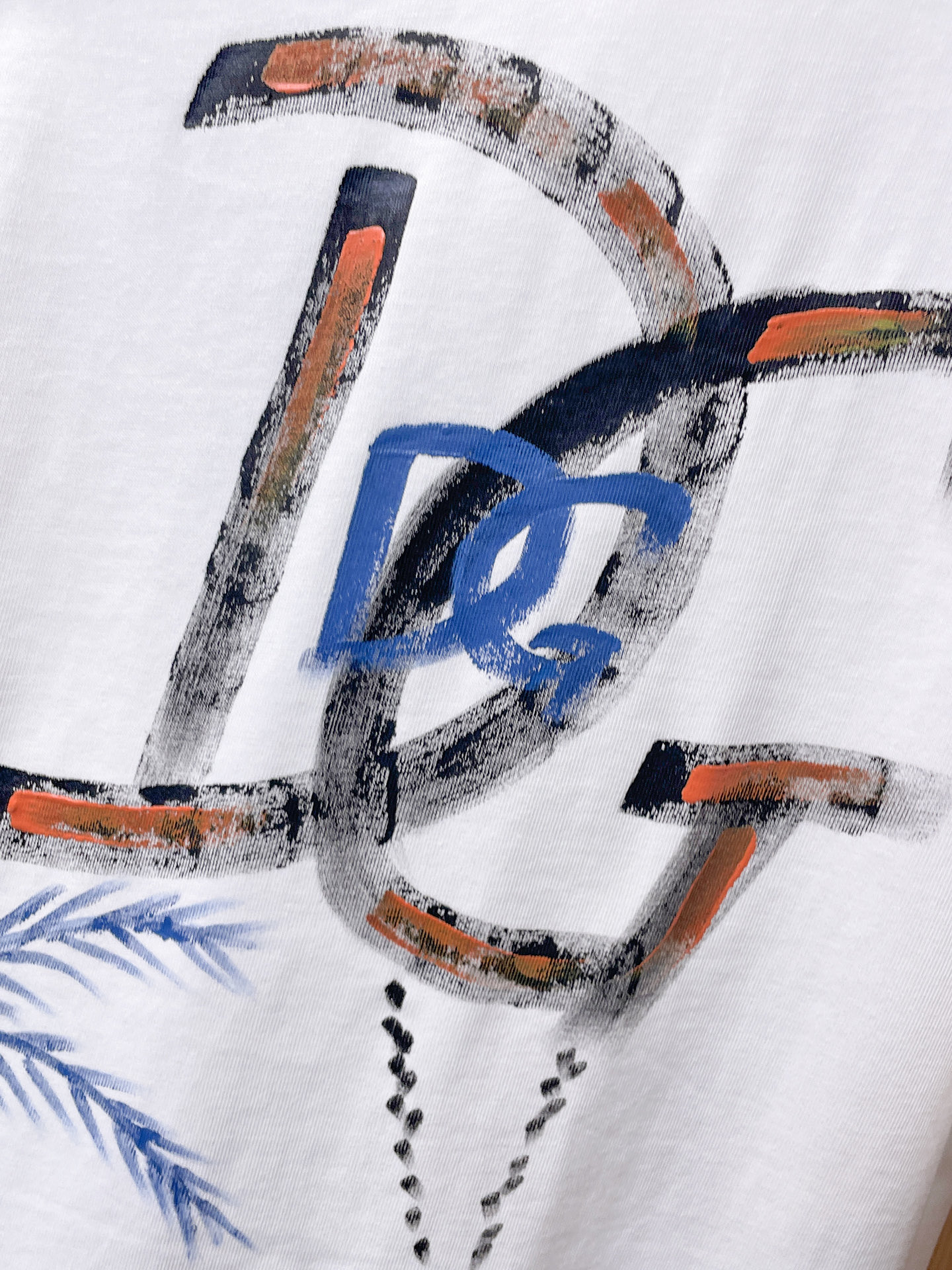 杜嘉班纳D&G26春夏新品专柜首发最新款短袖圆领T恤 高端订制 设计前卫时尚！品牌logo手绘重工艺设计