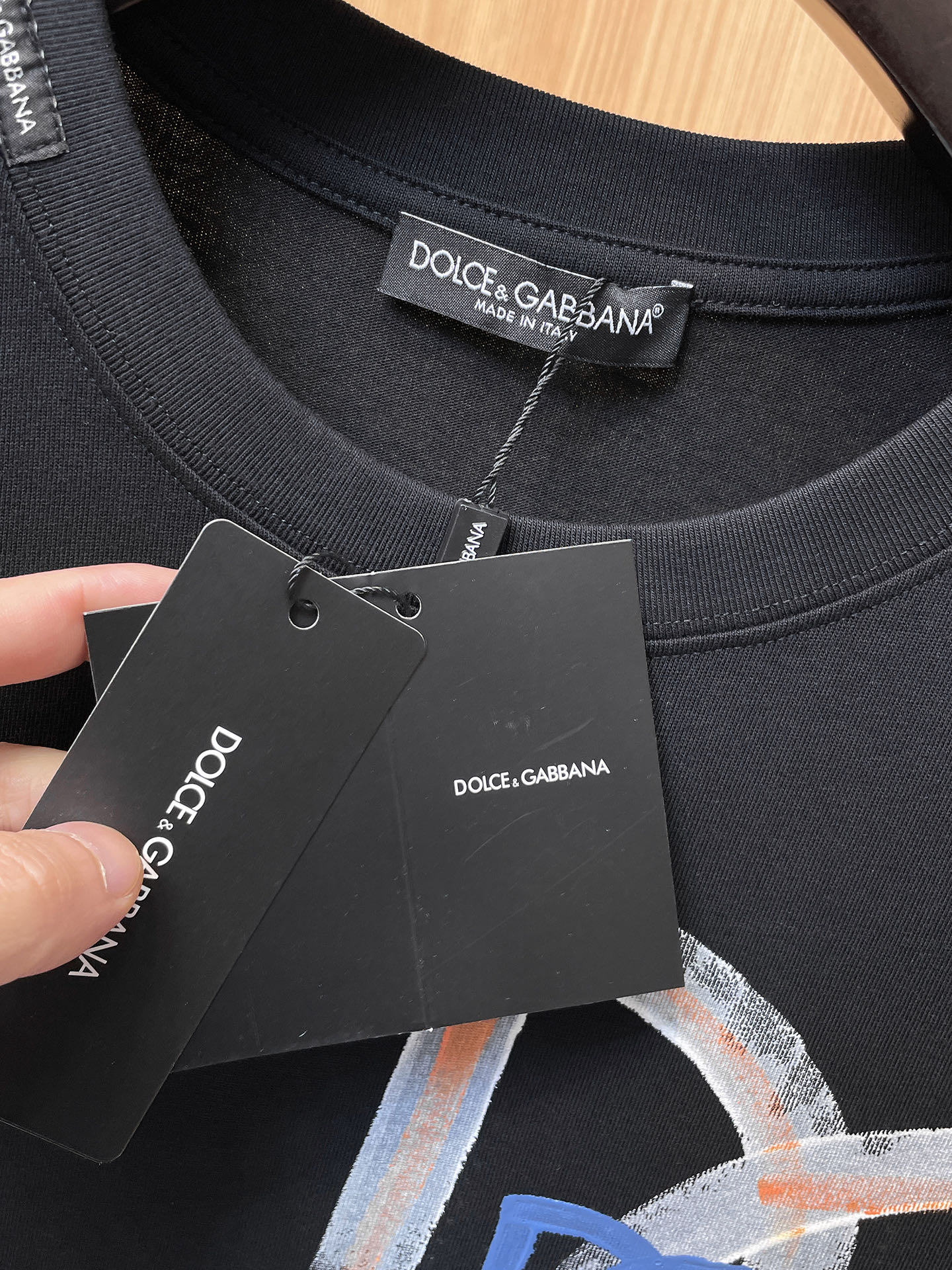 杜嘉班纳D&G26春夏新品专柜首发最新款短袖圆领T恤 高端订制 设计前卫时尚！品牌logo手绘重工艺设计