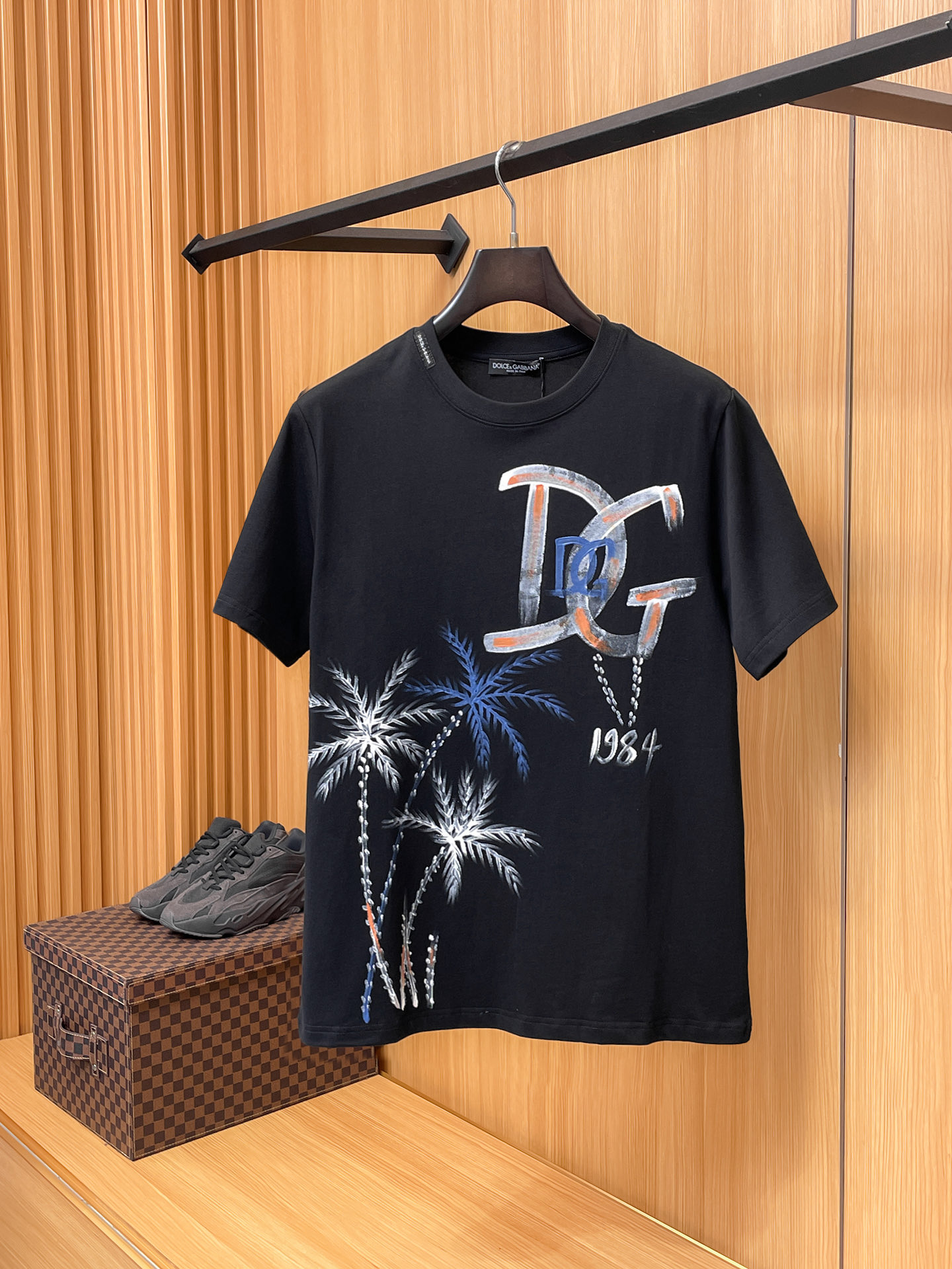 杜嘉班纳D&G26春夏新品专柜首发最新款短袖圆领T恤 高端订制 设计前卫时尚！品牌logo手绘重工艺设计