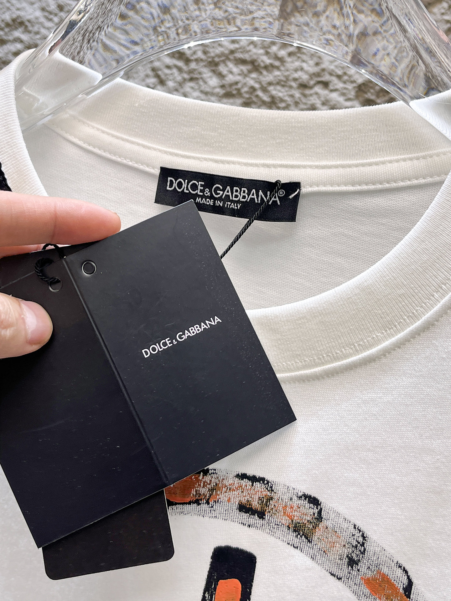 杜嘉班纳D&G26春夏新品专柜首发最新款短袖圆领T恤 高端订制 设计前卫时尚！品牌logo手绘重工艺设计