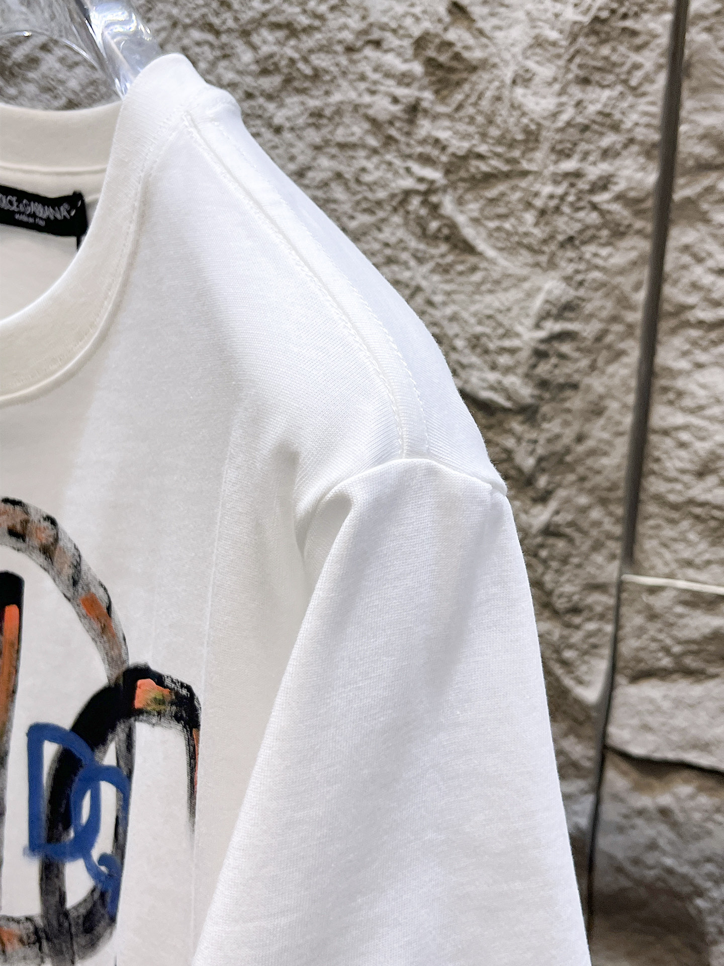 杜嘉班纳D&G26春夏新品专柜首发最新款短袖圆领T恤 高端订制 设计前卫时尚！品牌logo手绘重工艺设计