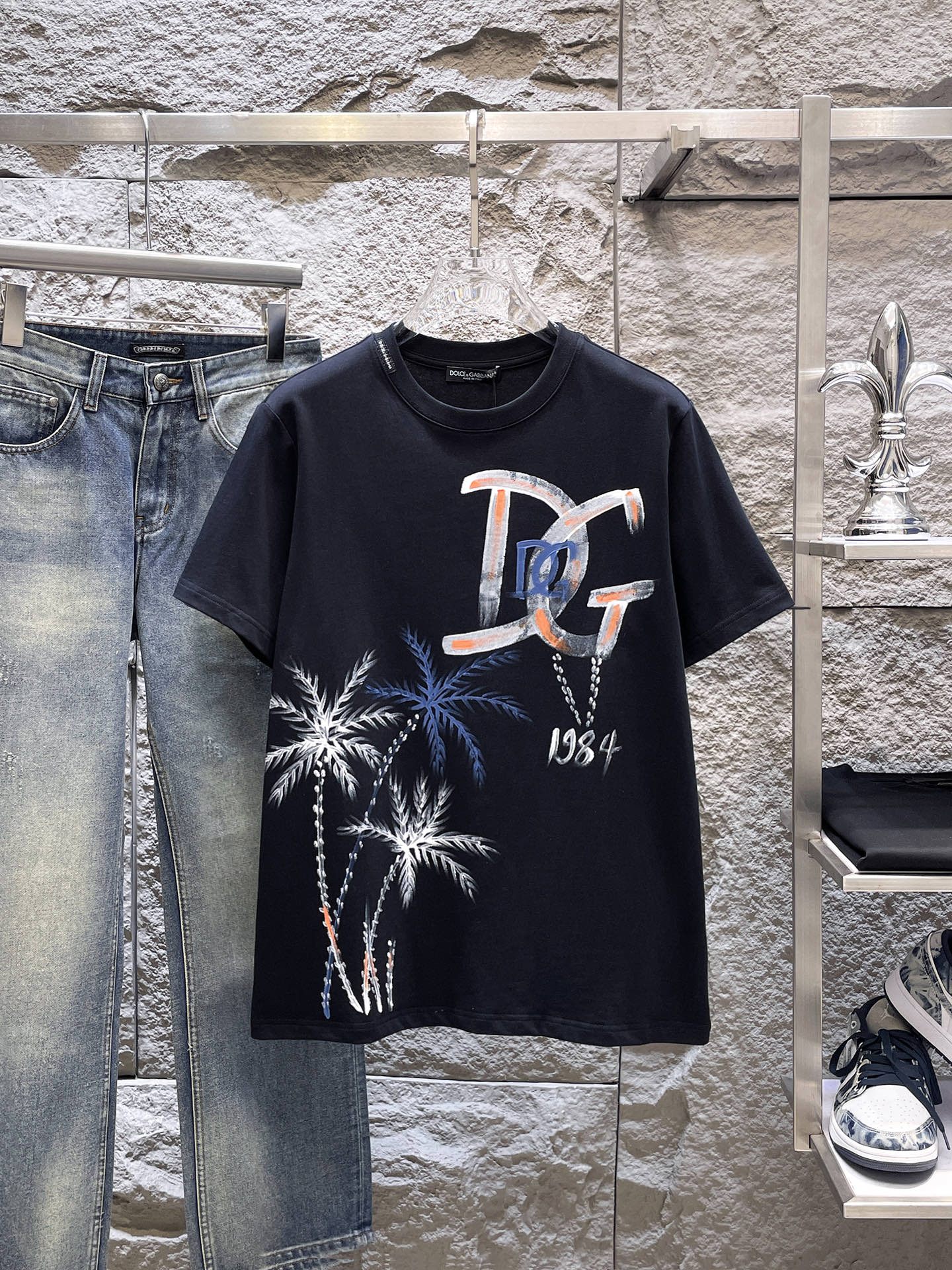 杜嘉班纳D&G26春夏新品专柜首发最新款短袖圆领T恤 高端订制 设计前卫时尚！品牌logo手绘重工艺设计