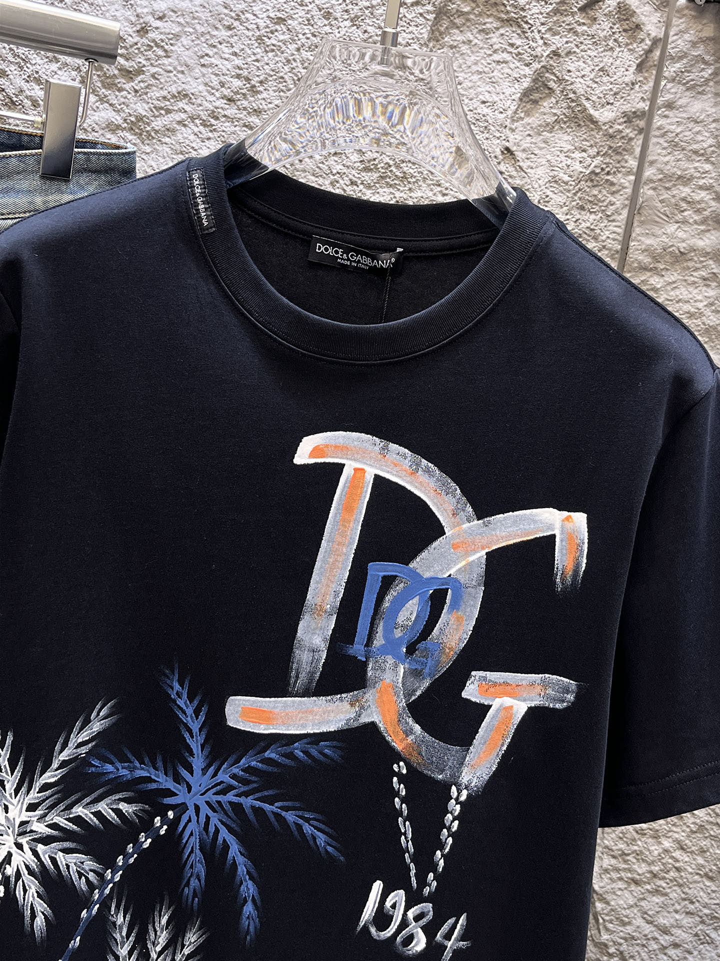 杜嘉班纳D&G26春夏新品专柜首发最新款短袖圆领T恤 高端订制 设计前卫时尚！品牌logo手绘重工艺设计