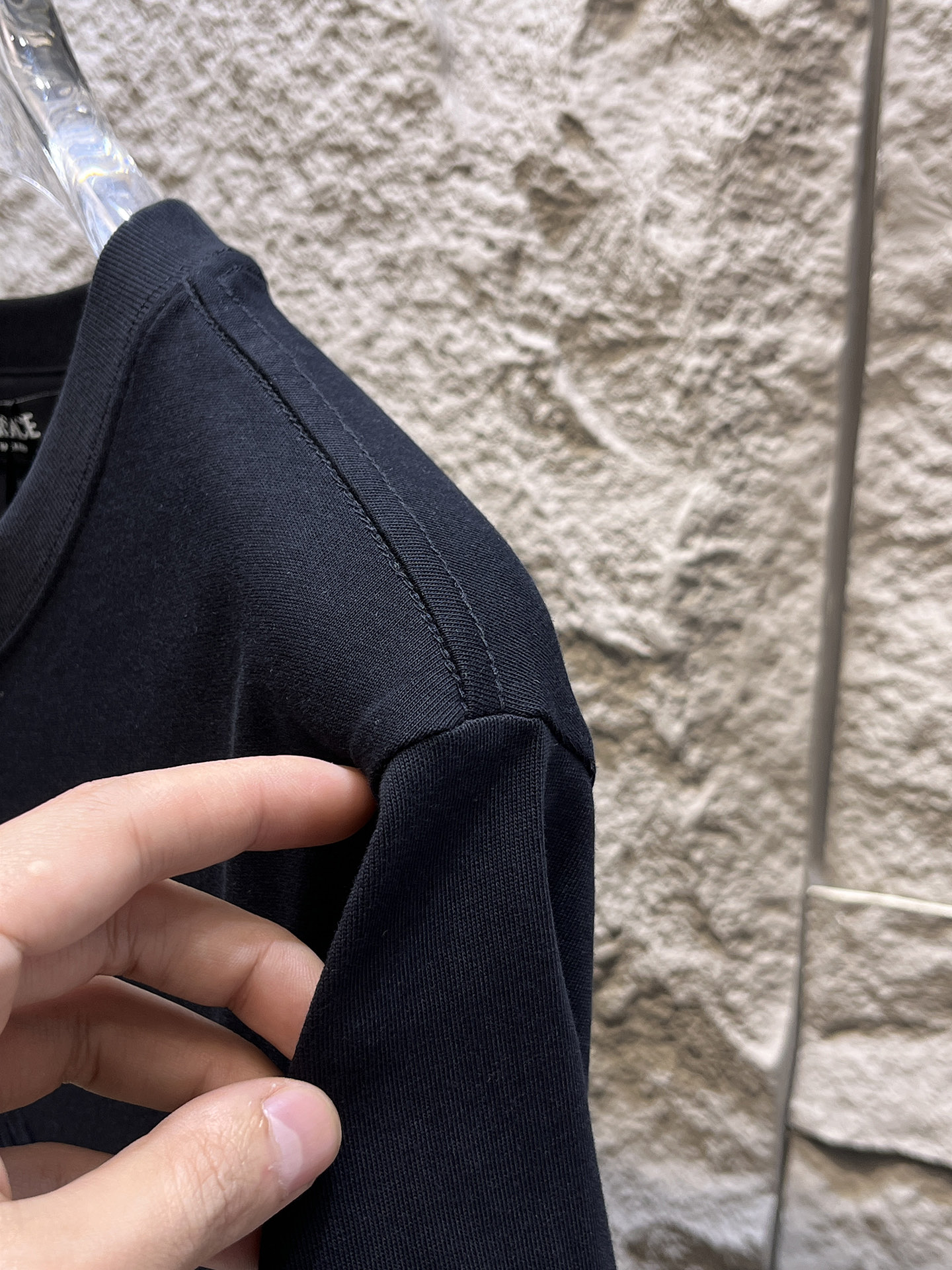 瓦萨Versace26春夏新品专柜首发最新款短袖圆领T恤 高端订制 设计前卫时尚！品牌logo重工艺设计