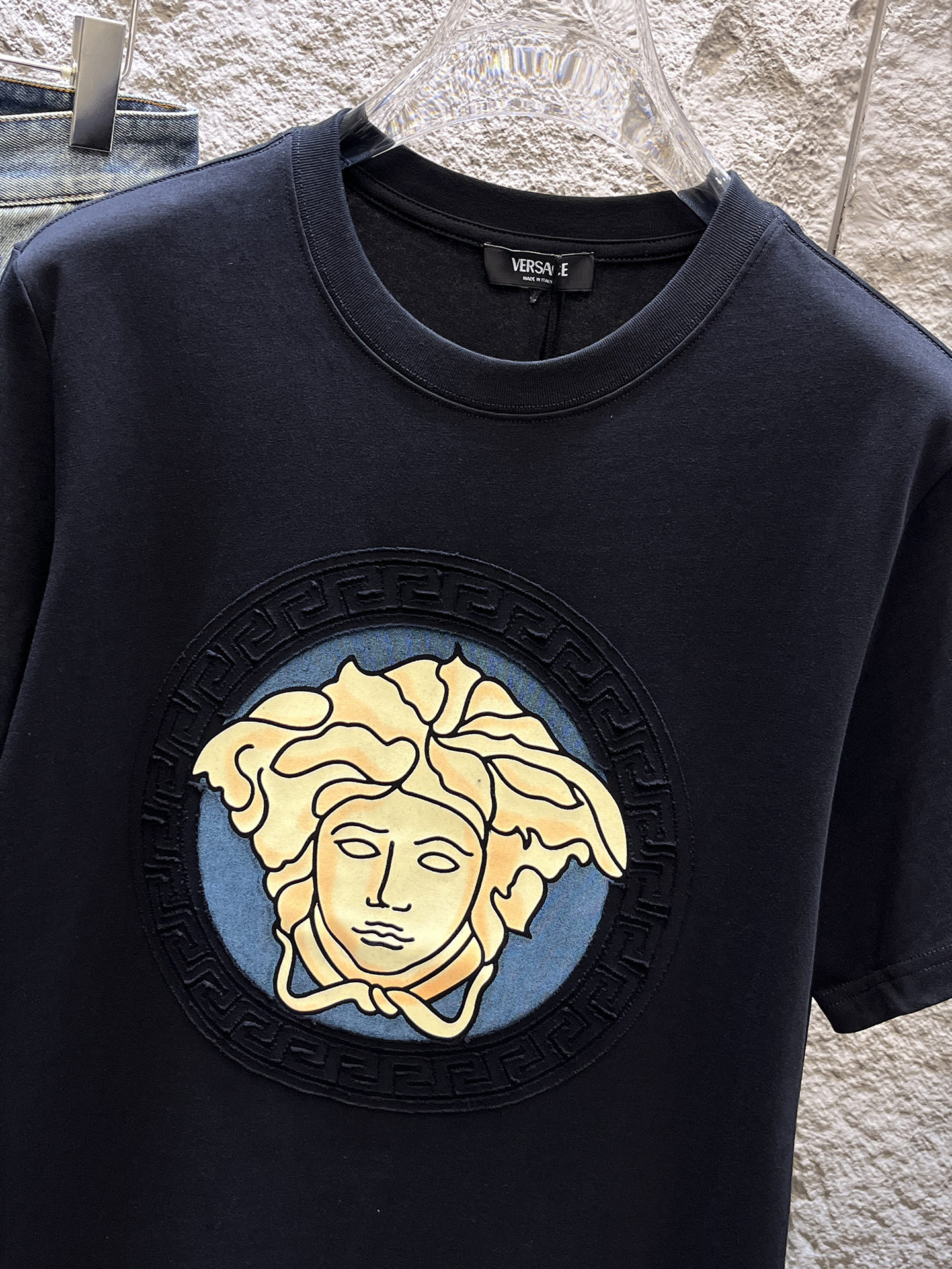 瓦萨Versace26春夏新品专柜首发最新款短袖圆领T恤 高端订制 设计前卫时尚！品牌logo重工艺设计