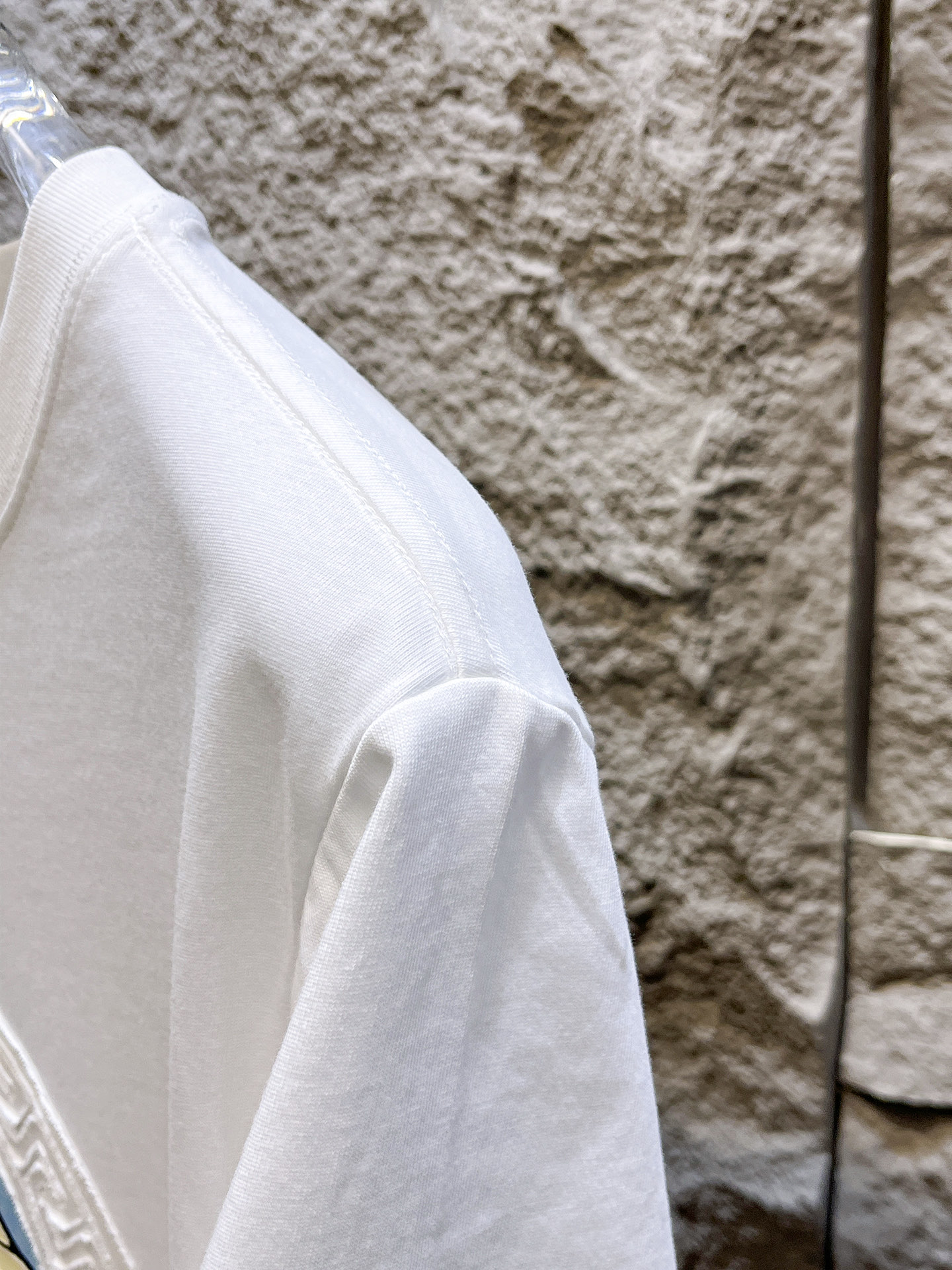 瓦萨Versace26春夏新品专柜首发最新款短袖圆领T恤 高端订制 设计前卫时尚！品牌logo重工艺设计