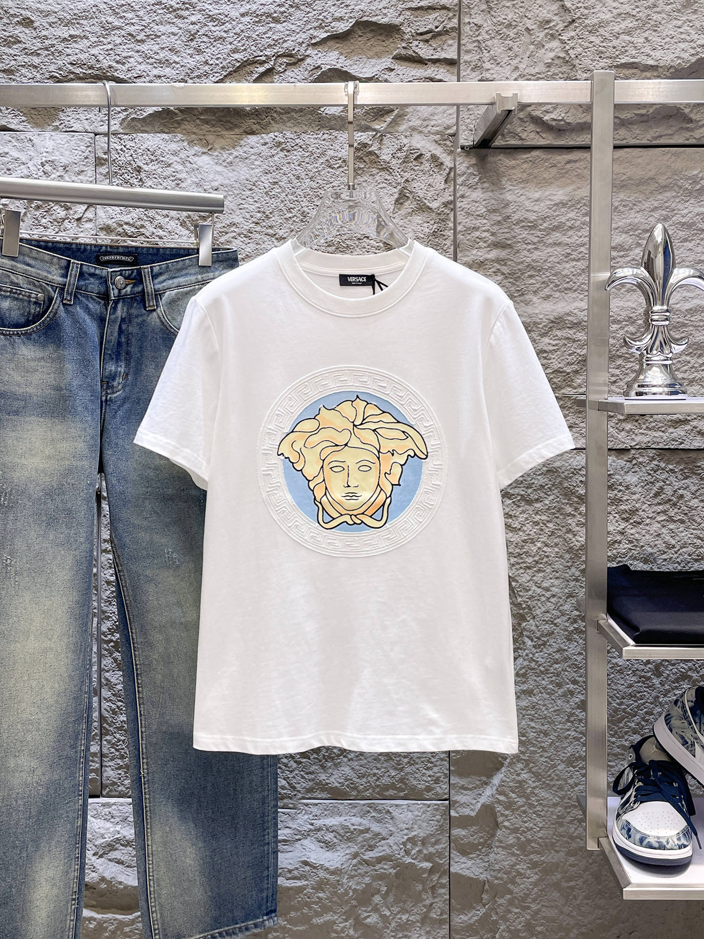 瓦萨Versace26春夏新品专柜首发最新款短袖圆领T恤 高端订制 设计前卫时尚！品牌logo重工艺设计