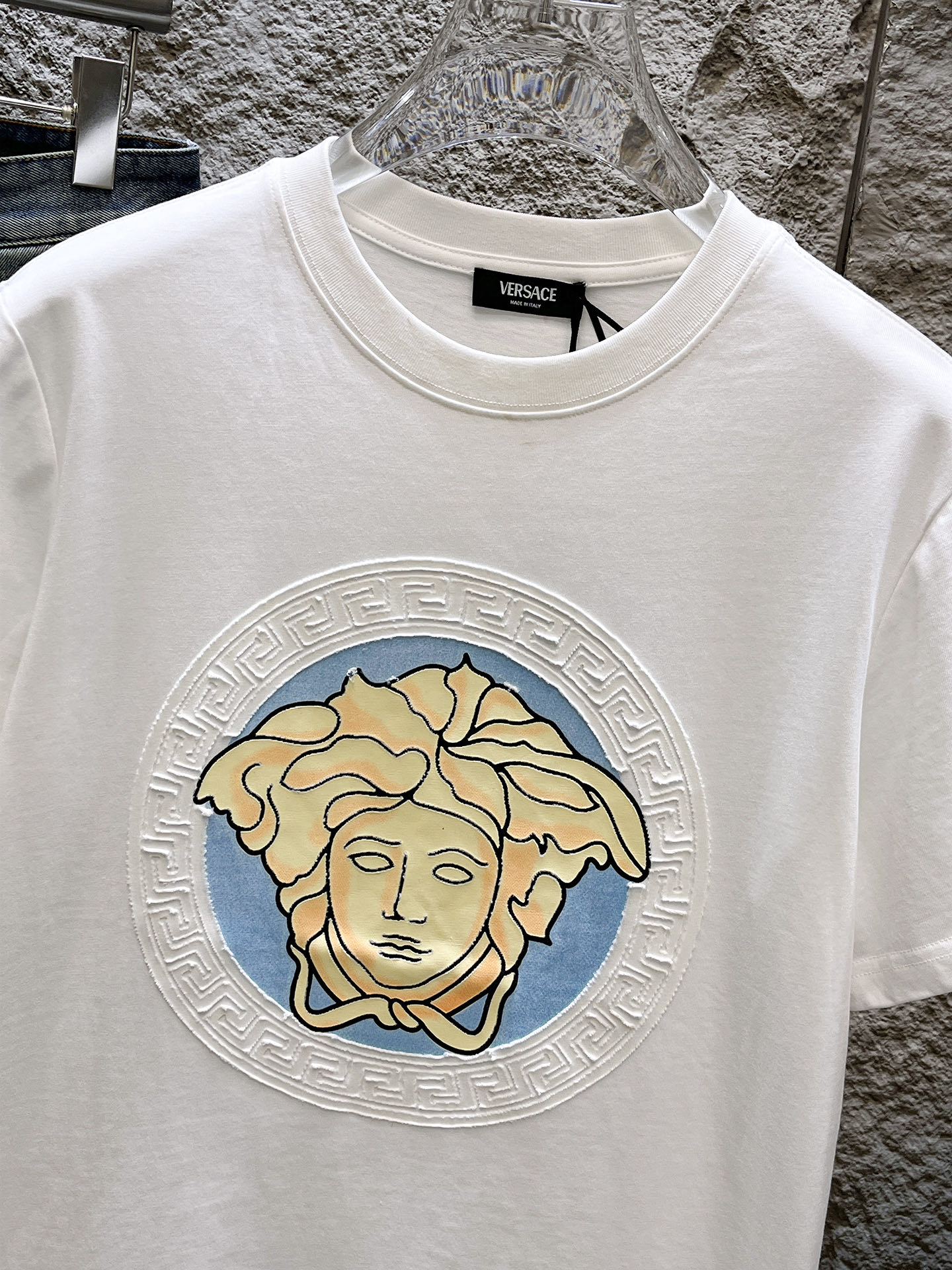 瓦萨Versace26春夏新品专柜首发最新款短袖圆领T恤 高端订制 设计前卫时尚！品牌logo重工艺设计