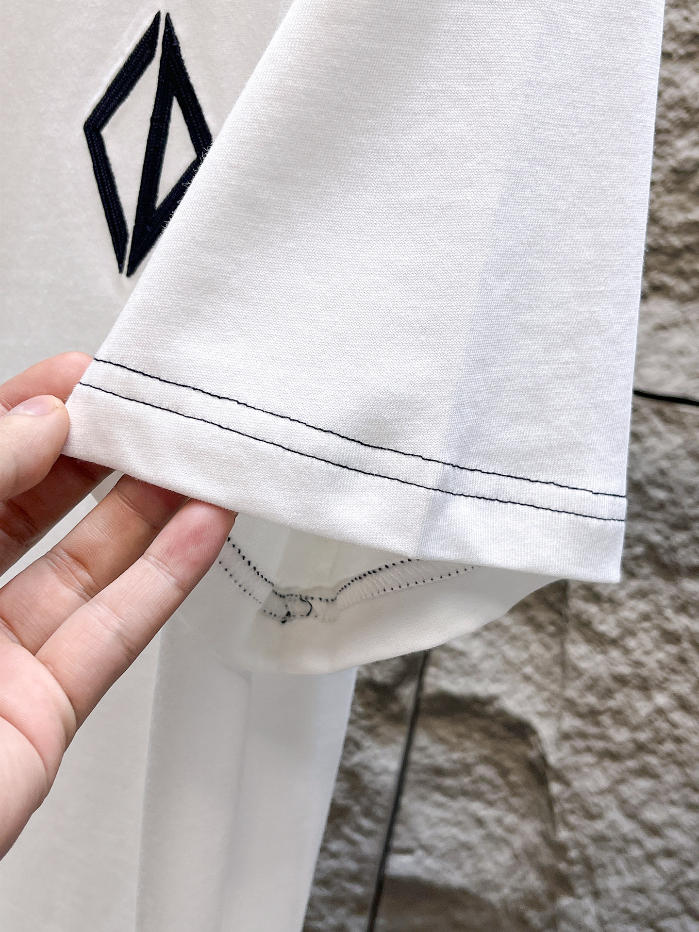 迪奥Dior26春夏新品专柜首发最新款短袖圆领T恤 高端订制 设计前卫时尚！品牌logo重工艺设计，高端