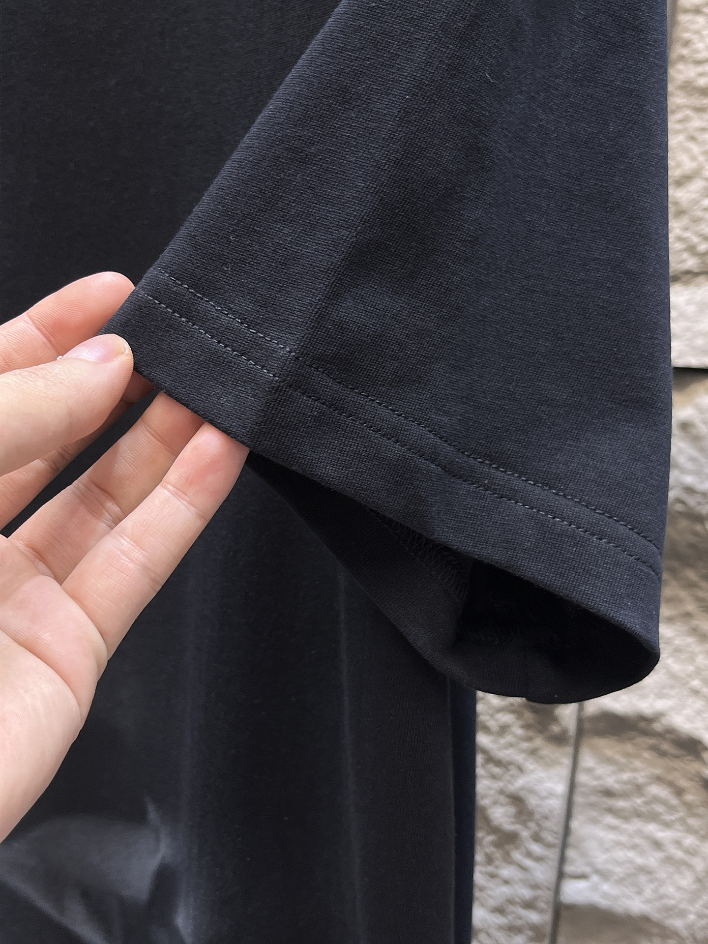 路易威登LV26春夏新品专柜首发最新款短袖圆领T恤 高端订制 设计前卫时尚！品牌logo手绘重工艺设计，