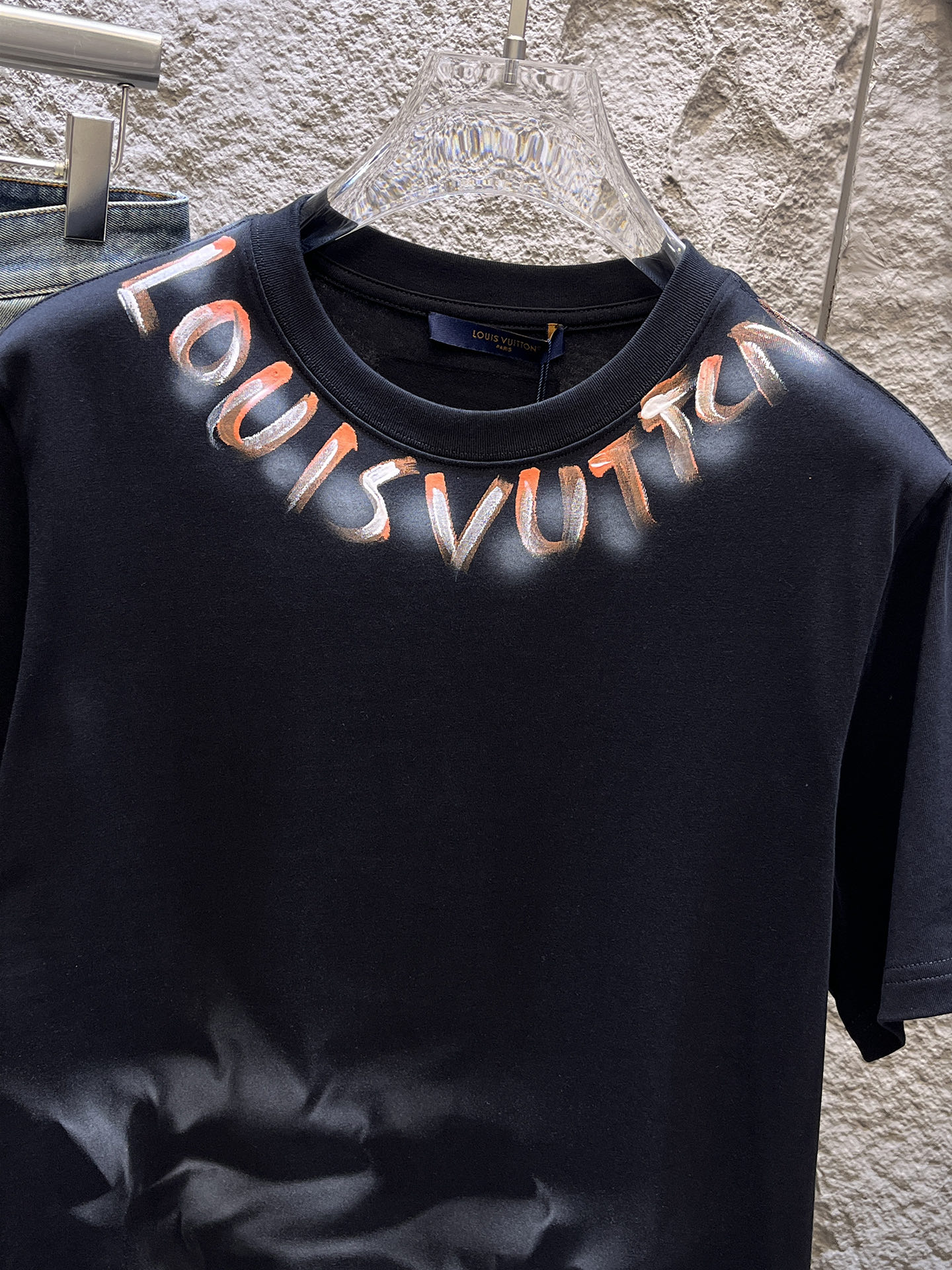 路易威登LV26春夏新品专柜首发最新款短袖圆领T恤 高端订制 设计前卫时尚！品牌logo手绘重工艺设计，