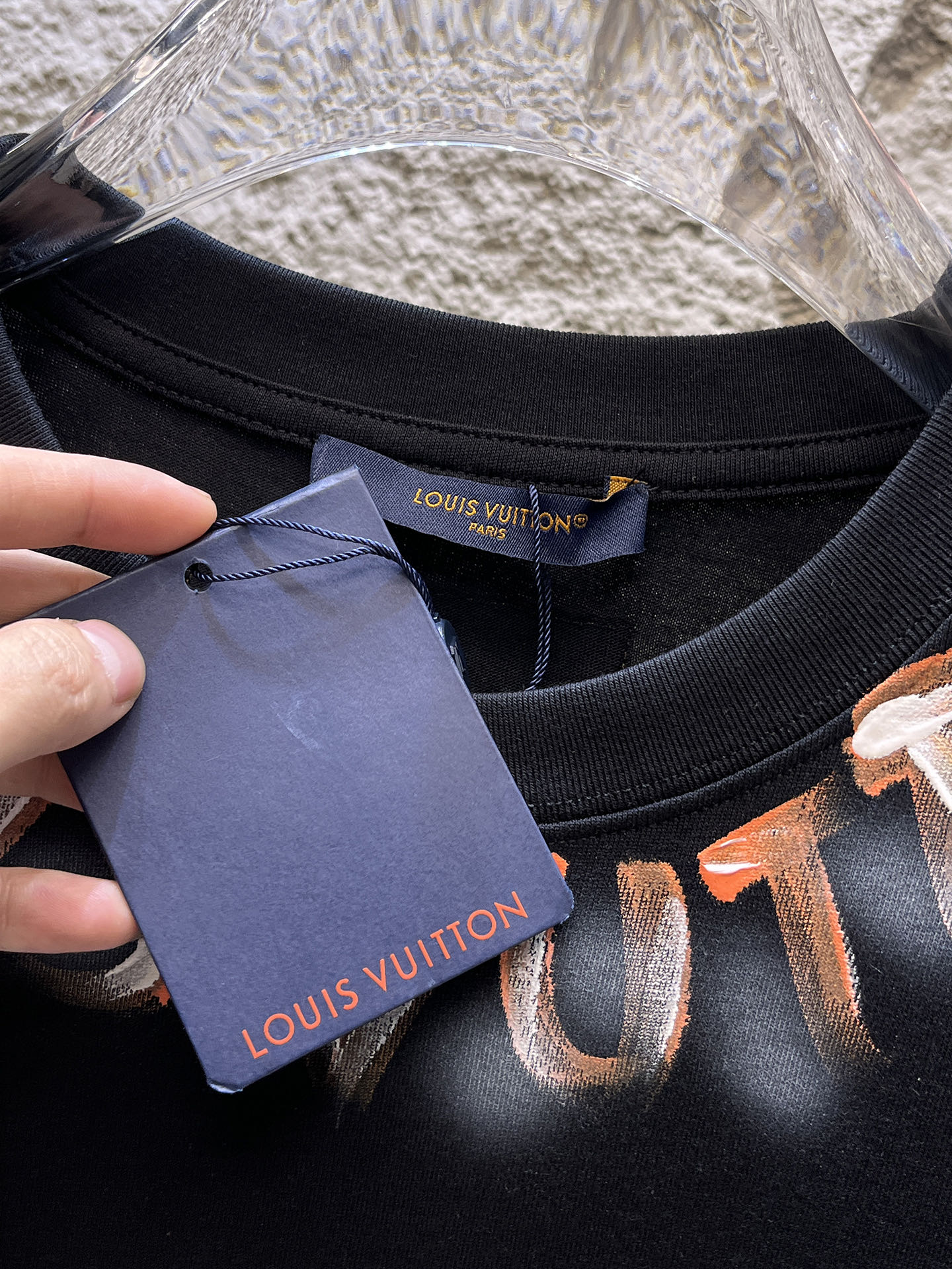 路易威登LV26春夏新品专柜首发最新款短袖圆领T恤 高端订制 设计前卫时尚！品牌logo手绘重工艺设计，