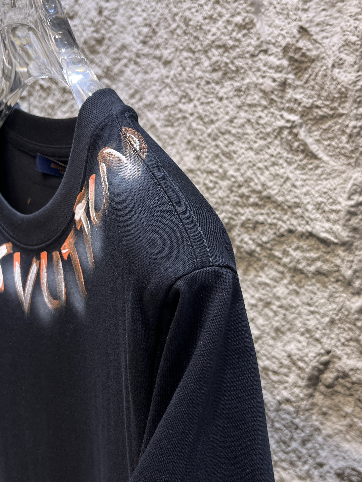 路易威登LV26春夏新品专柜首发最新款短袖圆领T恤 高端订制 设计前卫时尚！品牌logo手绘重工艺设计，