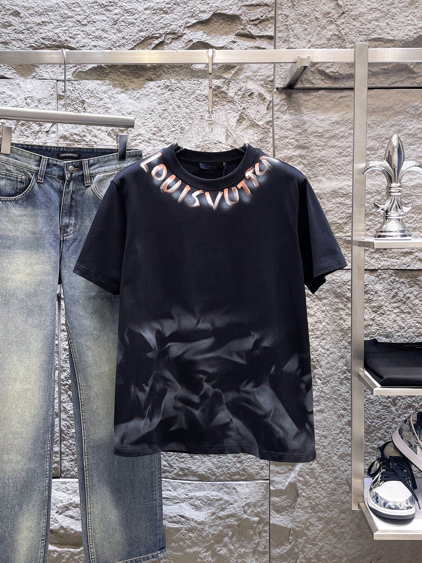 路易威登LV26春夏新品专柜首发最新款短袖圆领T恤 高端订制 设计前卫时尚！品牌logo手绘重工艺设计，