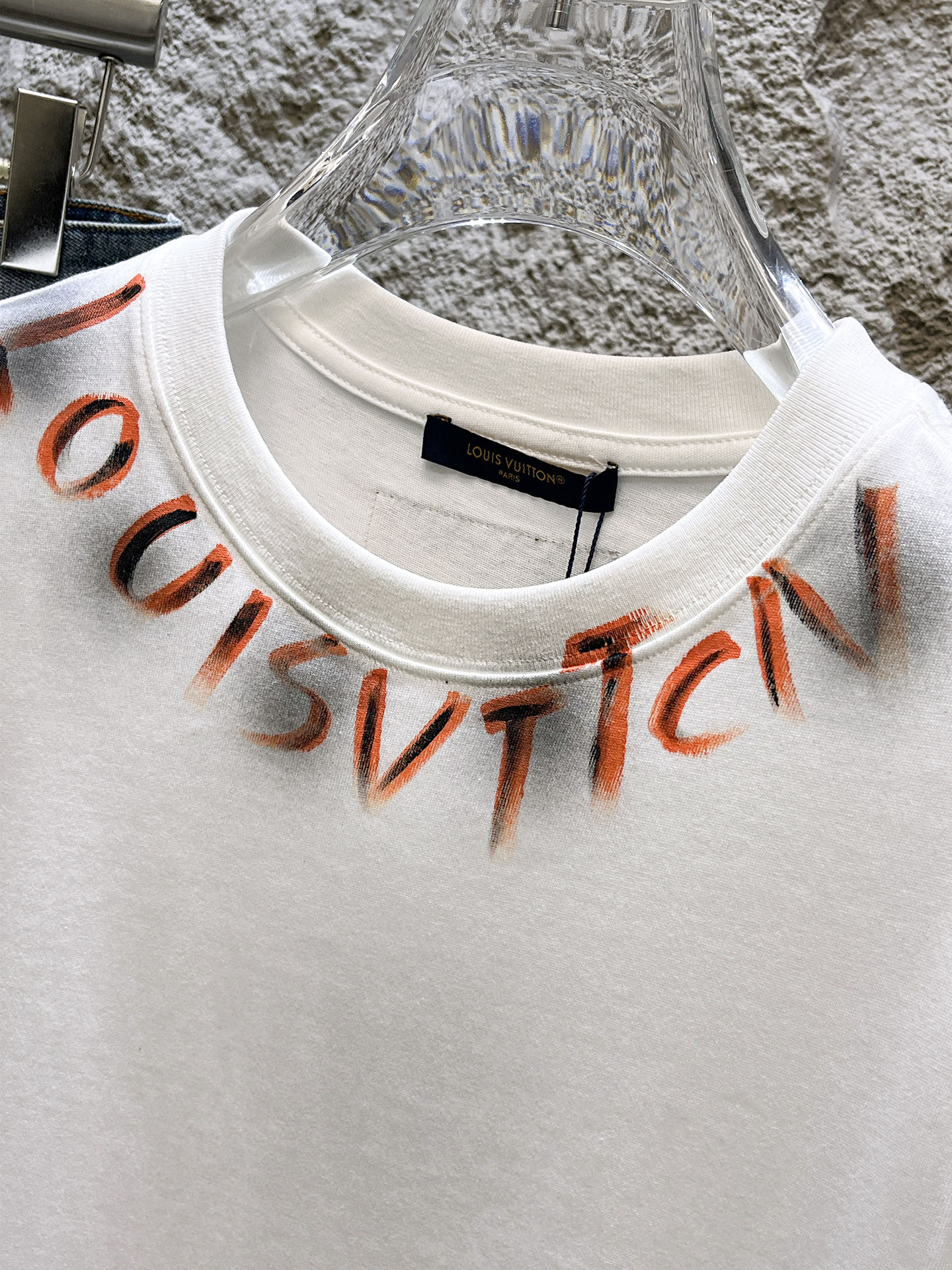 路易威登LV26春夏新品专柜首发最新款短袖圆领T恤 高端订制 设计前卫时尚！品牌logo手绘重工艺设计，