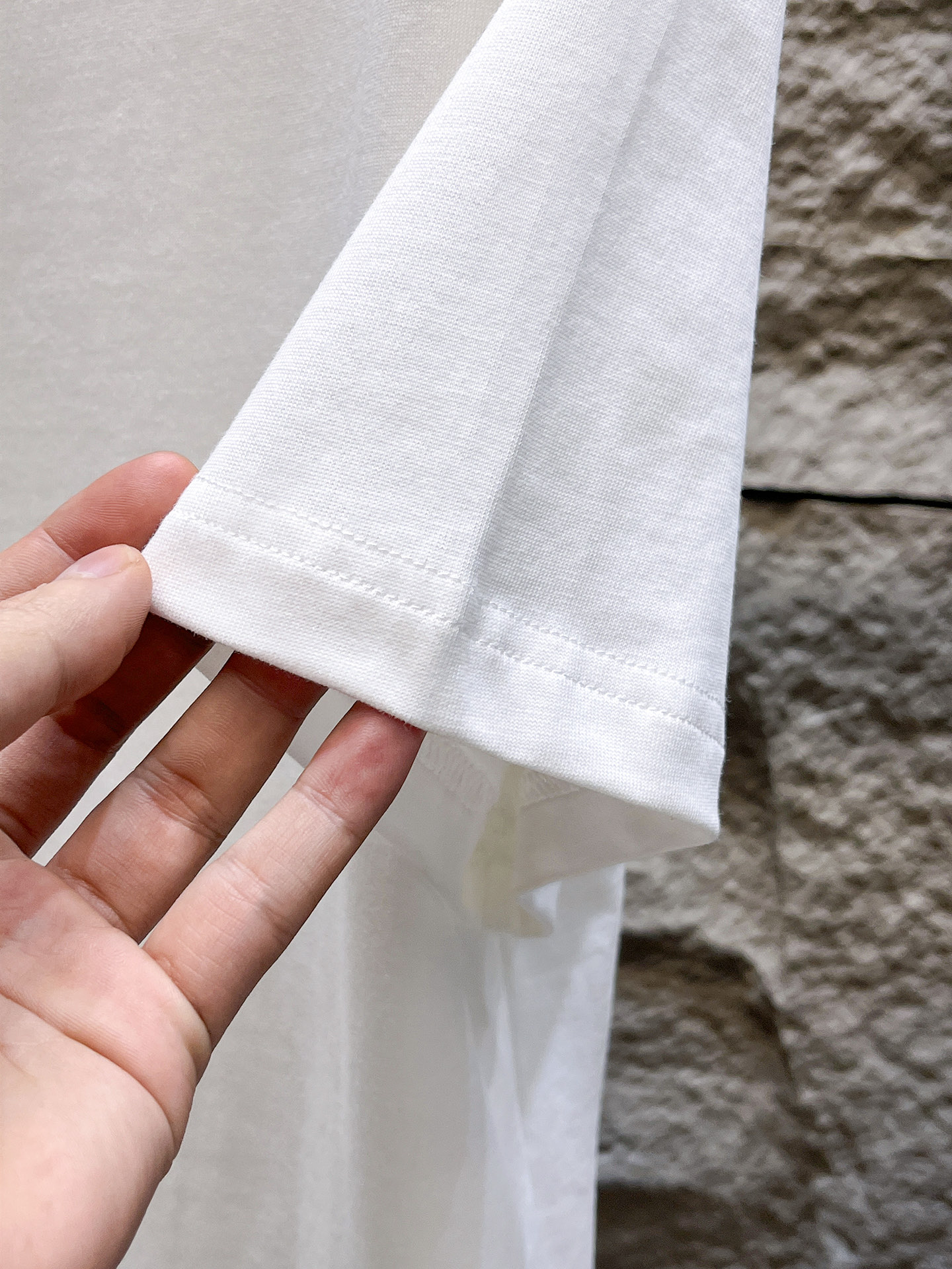 路易威登LV26春夏新品专柜首发最新款短袖圆领T恤 高端订制 设计前卫时尚！品牌logo手绘重工艺设计，