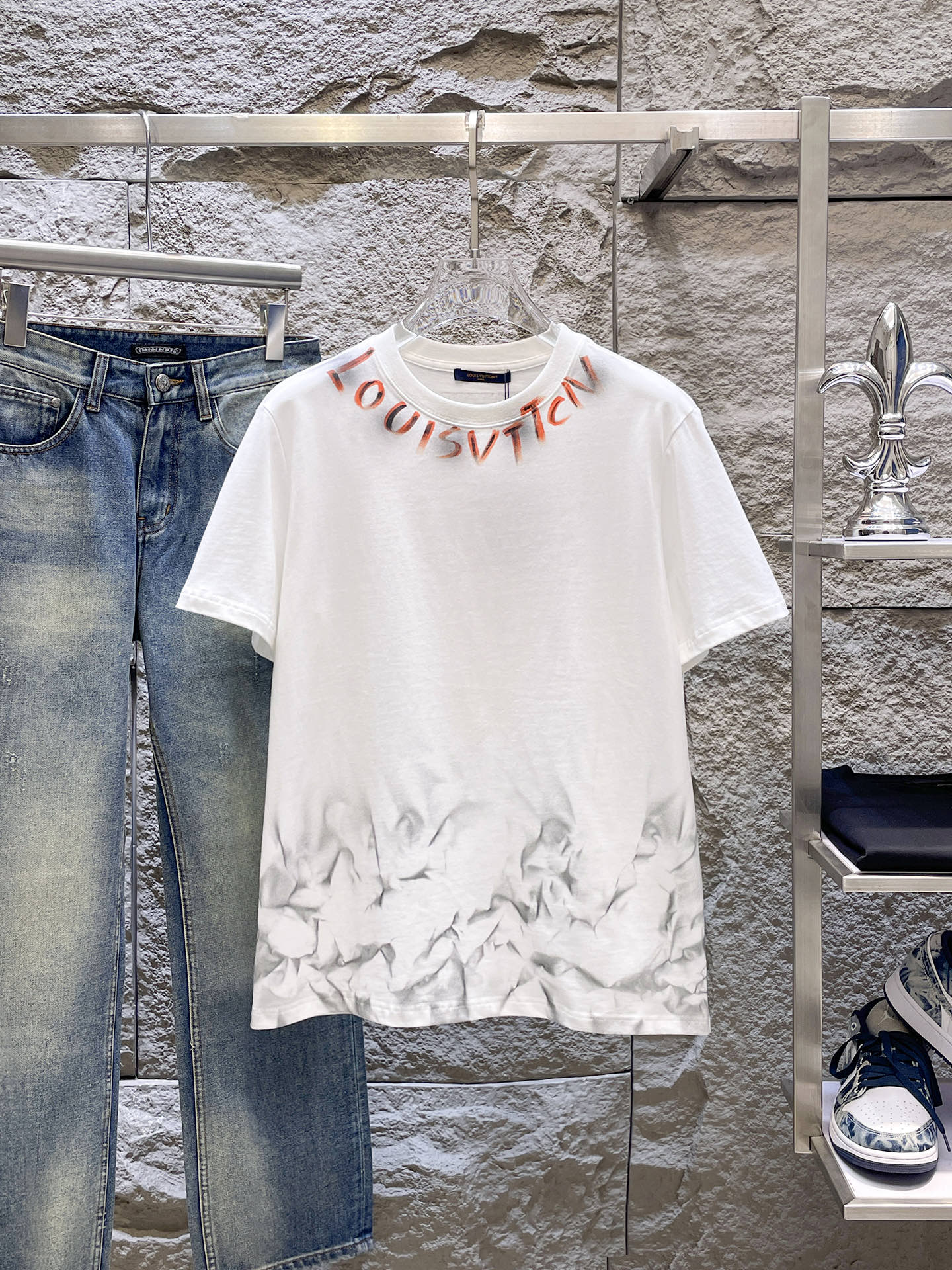 路易威登LV26春夏新品专柜首发最新款短袖圆领T恤 高端订制 设计前卫时尚！品牌logo手绘重工艺设计，