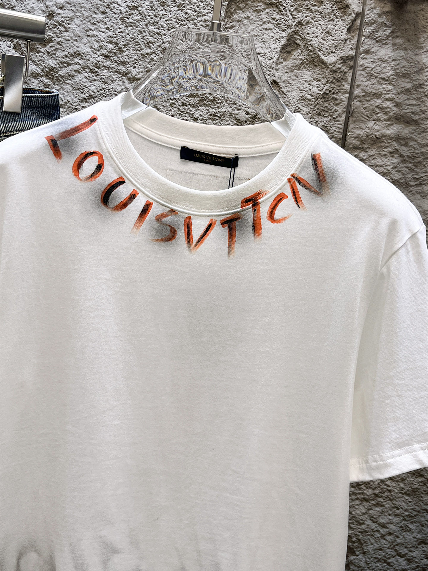 路易威登LV26春夏新品专柜首发最新款短袖圆领T恤 高端订制 设计前卫时尚！品牌logo手绘重工艺设计，