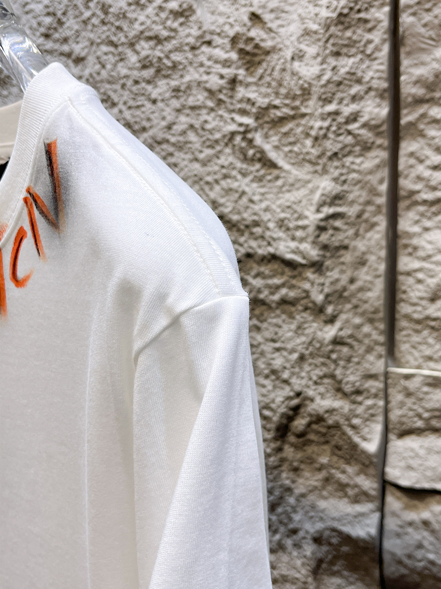 路易威登LV26春夏新品专柜首发最新款短袖圆领T恤 高端订制 设计前卫时尚！品牌logo手绘重工艺设计，