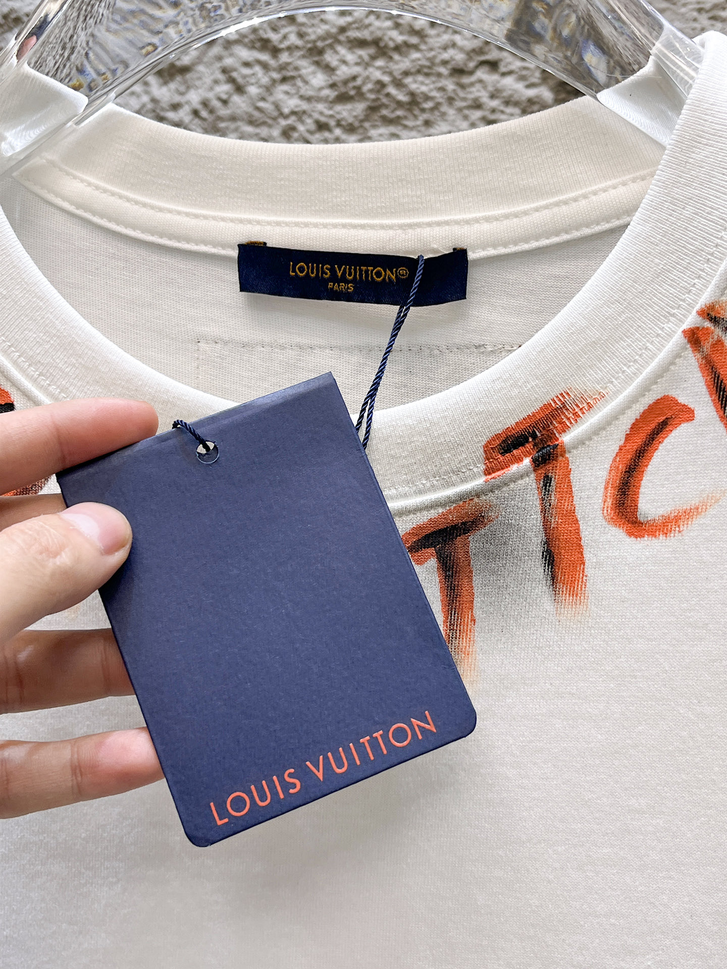 路易威登LV26春夏新品专柜首发最新款短袖圆领T恤 高端订制 设计前卫时尚！品牌logo手绘重工艺设计，