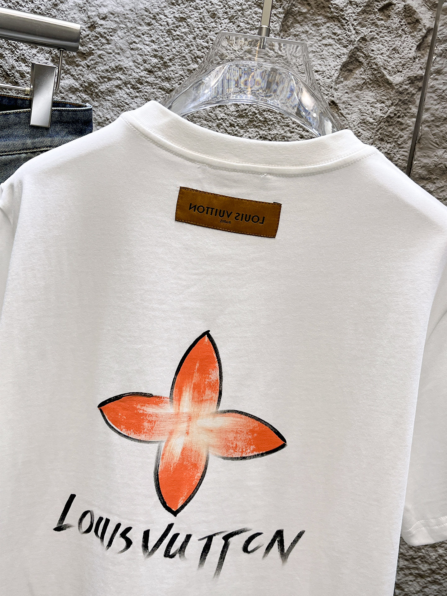 路易威登LV26春夏新品专柜首发最新款短袖圆领T恤 高端订制 设计前卫时尚！品牌logo手绘重工艺设计，