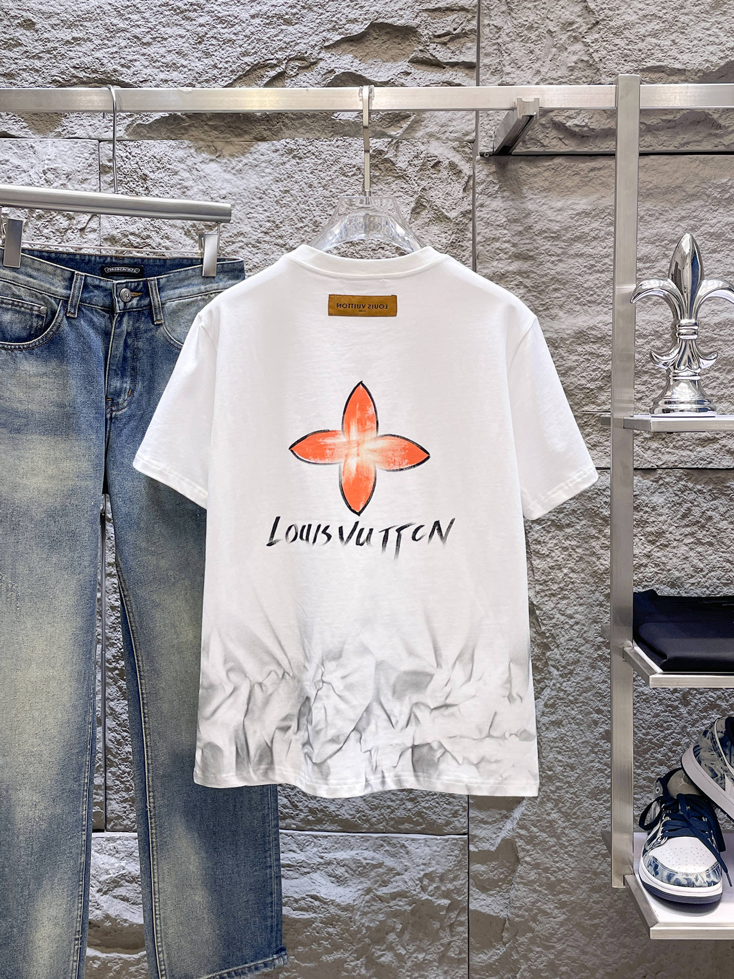 路易威登LV26春夏新品专柜首发最新款短袖圆领T恤 高端订制 设计前卫时尚！品牌logo手绘重工艺设计，
