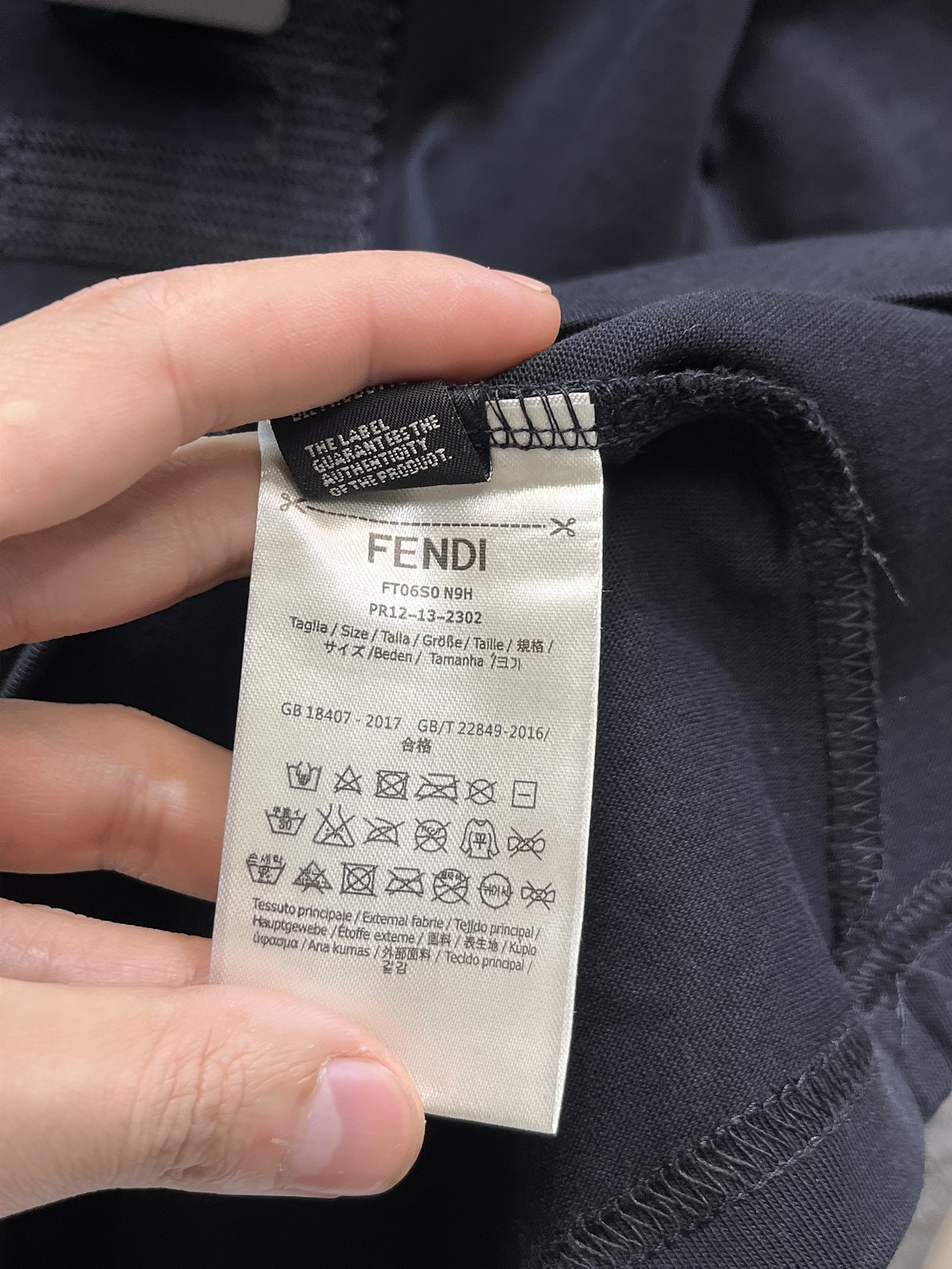 芬迪Fendi26春夏新品专柜首发最新款短袖圆领T恤 高端订制 设计前卫时尚！品牌logo重工艺设计，高