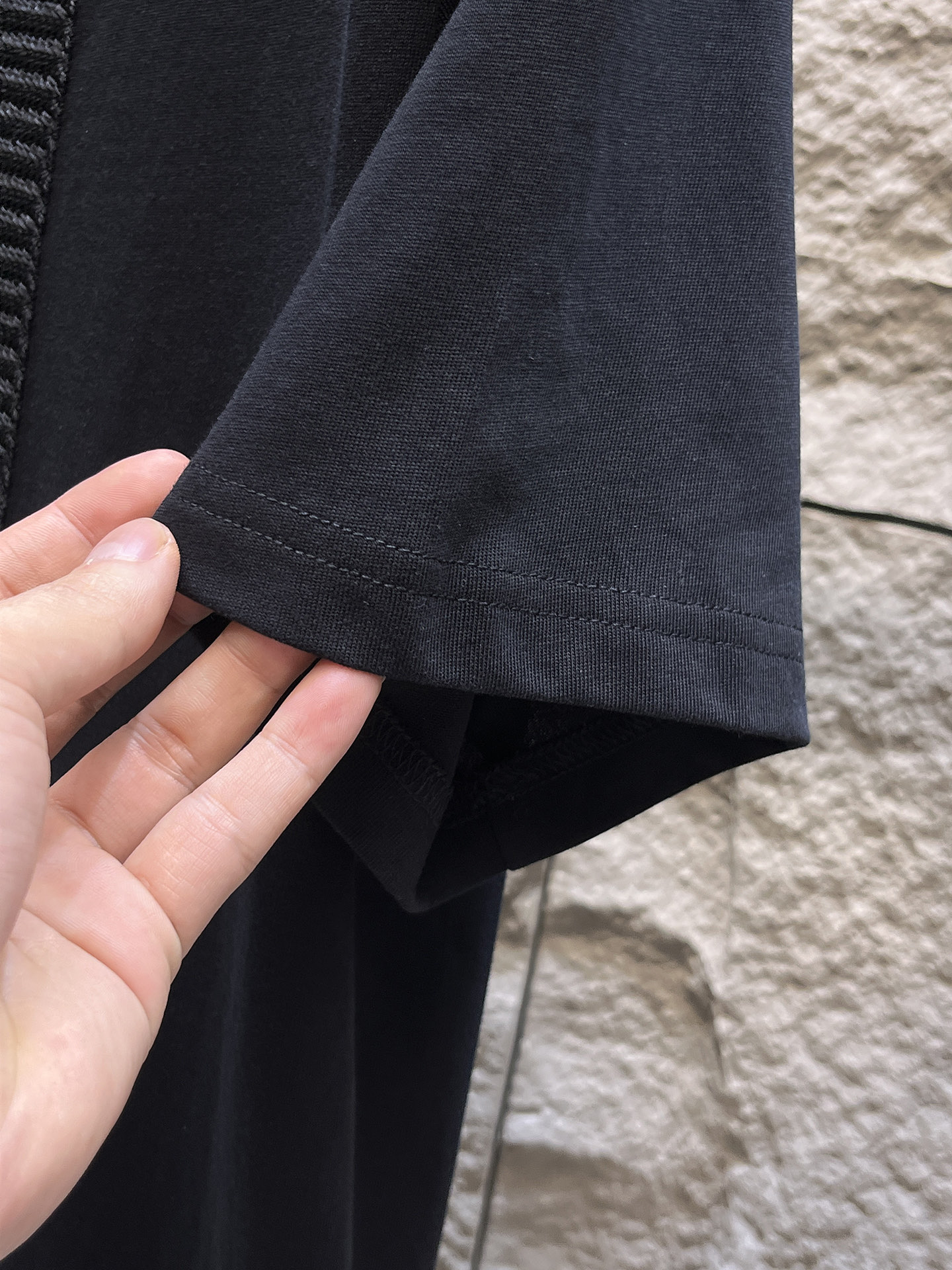 芬迪Fendi26春夏新品专柜首发最新款短袖圆领T恤 高端订制 设计前卫时尚！品牌logo重工艺设计，高