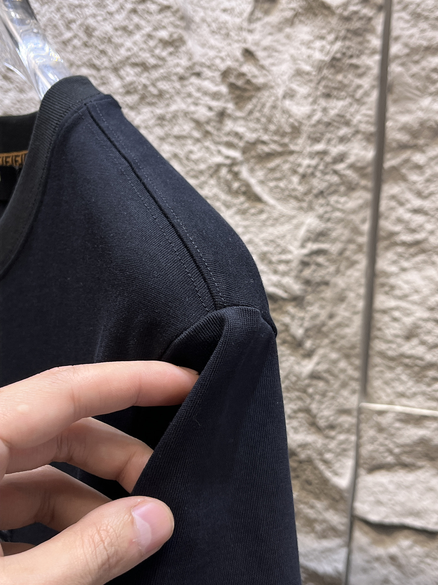 芬迪Fendi26春夏新品专柜首发最新款短袖圆领T恤 高端订制 设计前卫时尚！品牌logo重工艺设计，高