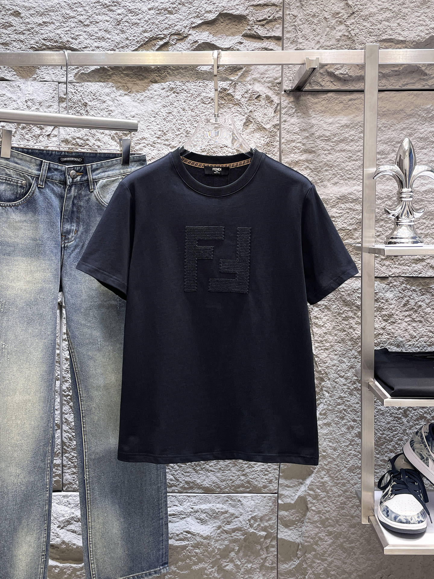 芬迪Fendi26春夏新品专柜首发最新款短袖圆领T恤 高端订制 设计前卫时尚！品牌logo重工艺设计，高