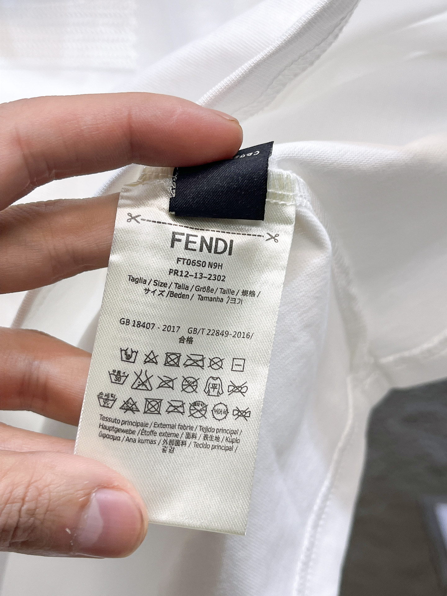 芬迪Fendi26春夏新品专柜首发最新款短袖圆领T恤 高端订制 设计前卫时尚！品牌logo重工艺设计，高