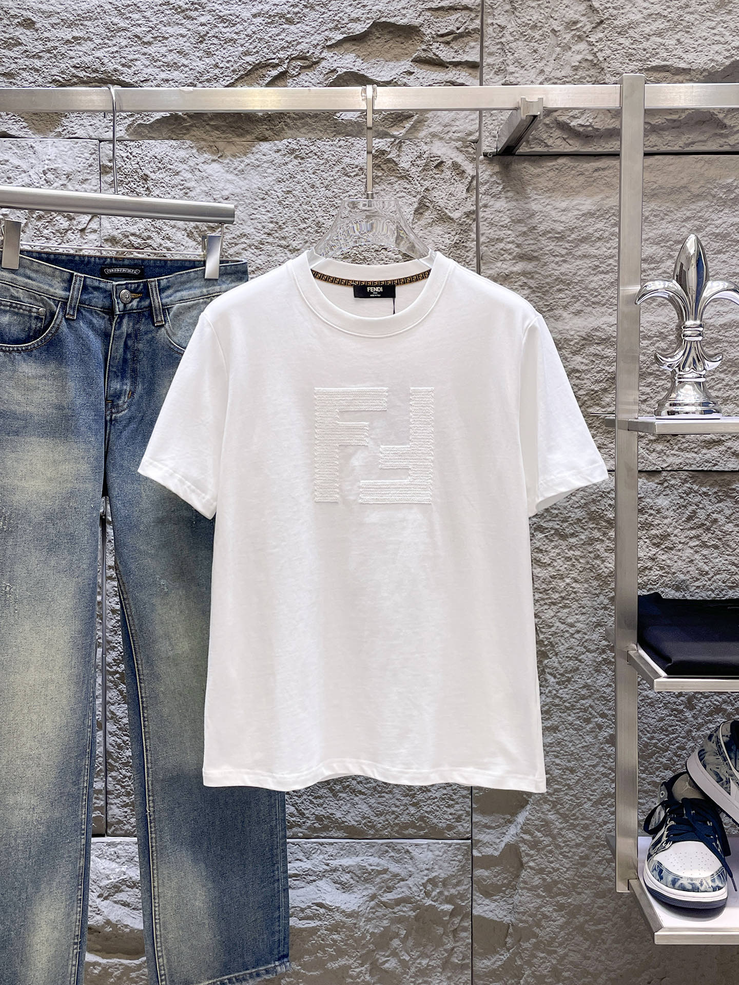 芬迪Fendi26春夏新品专柜首发最新款短袖圆领T恤 高端订制 设计前卫时尚！品牌logo重工艺设计，高