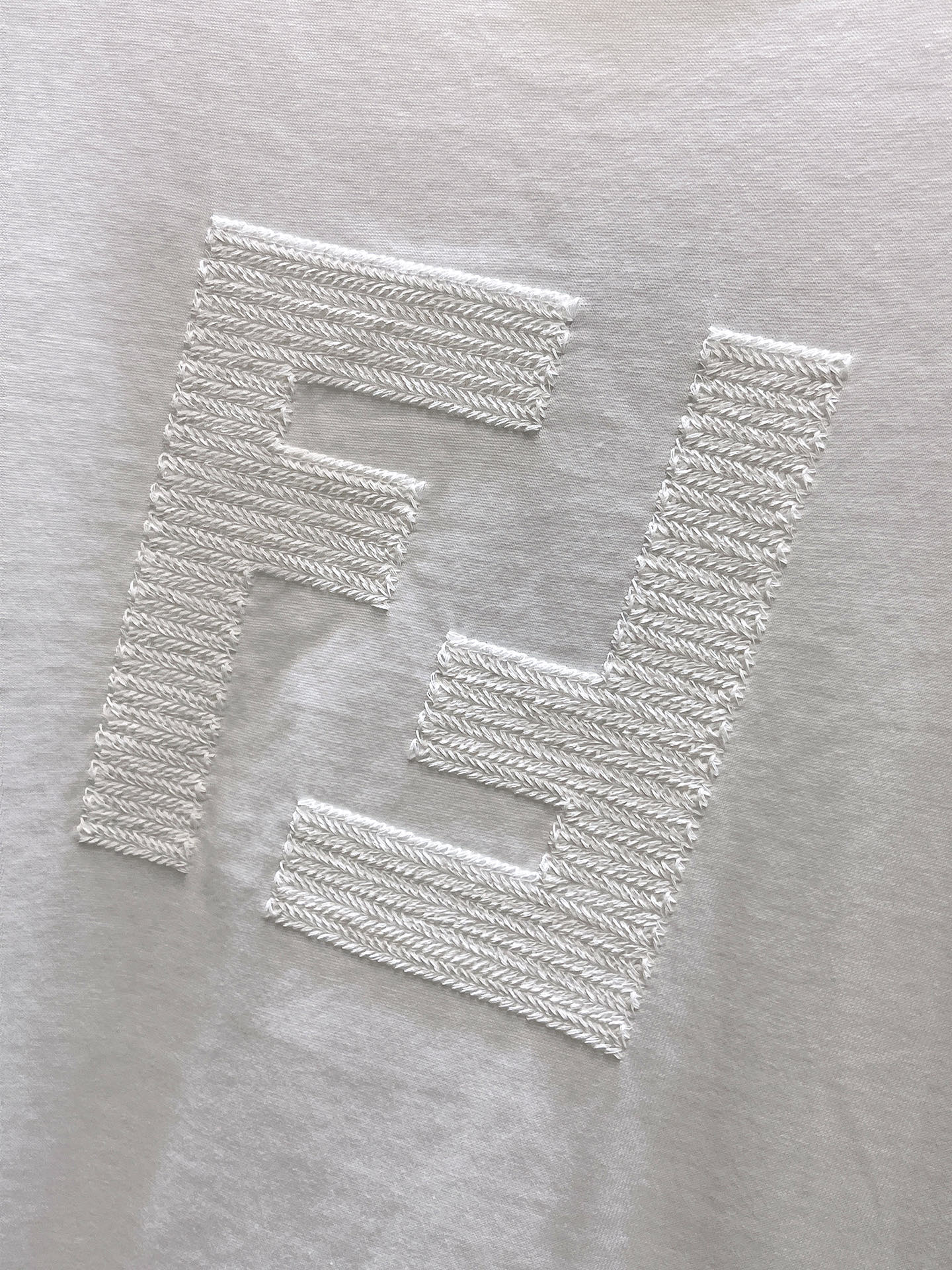 芬迪Fendi26春夏新品专柜首发最新款短袖圆领T恤 高端订制 设计前卫时尚！品牌logo重工艺设计，高