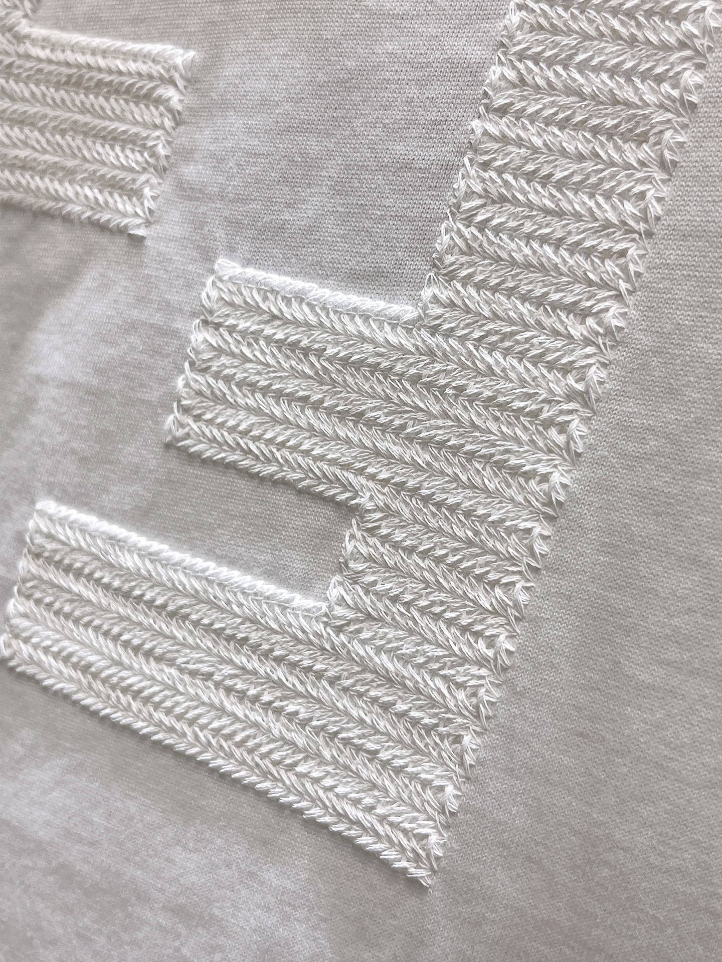 芬迪Fendi26春夏新品专柜首发最新款短袖圆领T恤 高端订制 设计前卫时尚！品牌logo重工艺设计，高