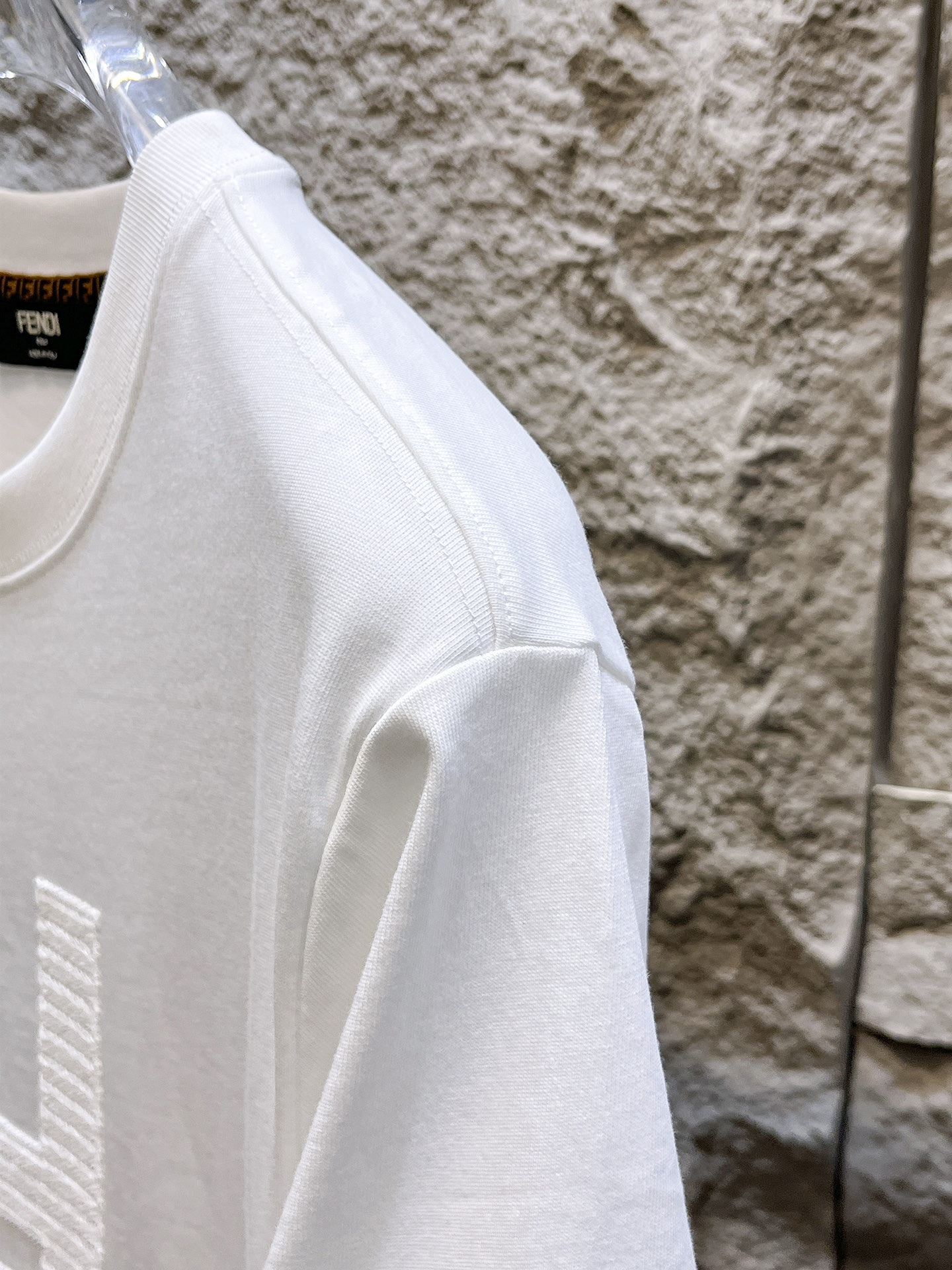 芬迪Fendi26春夏新品专柜首发最新款短袖圆领T恤 高端订制 设计前卫时尚！品牌logo重工艺设计，高