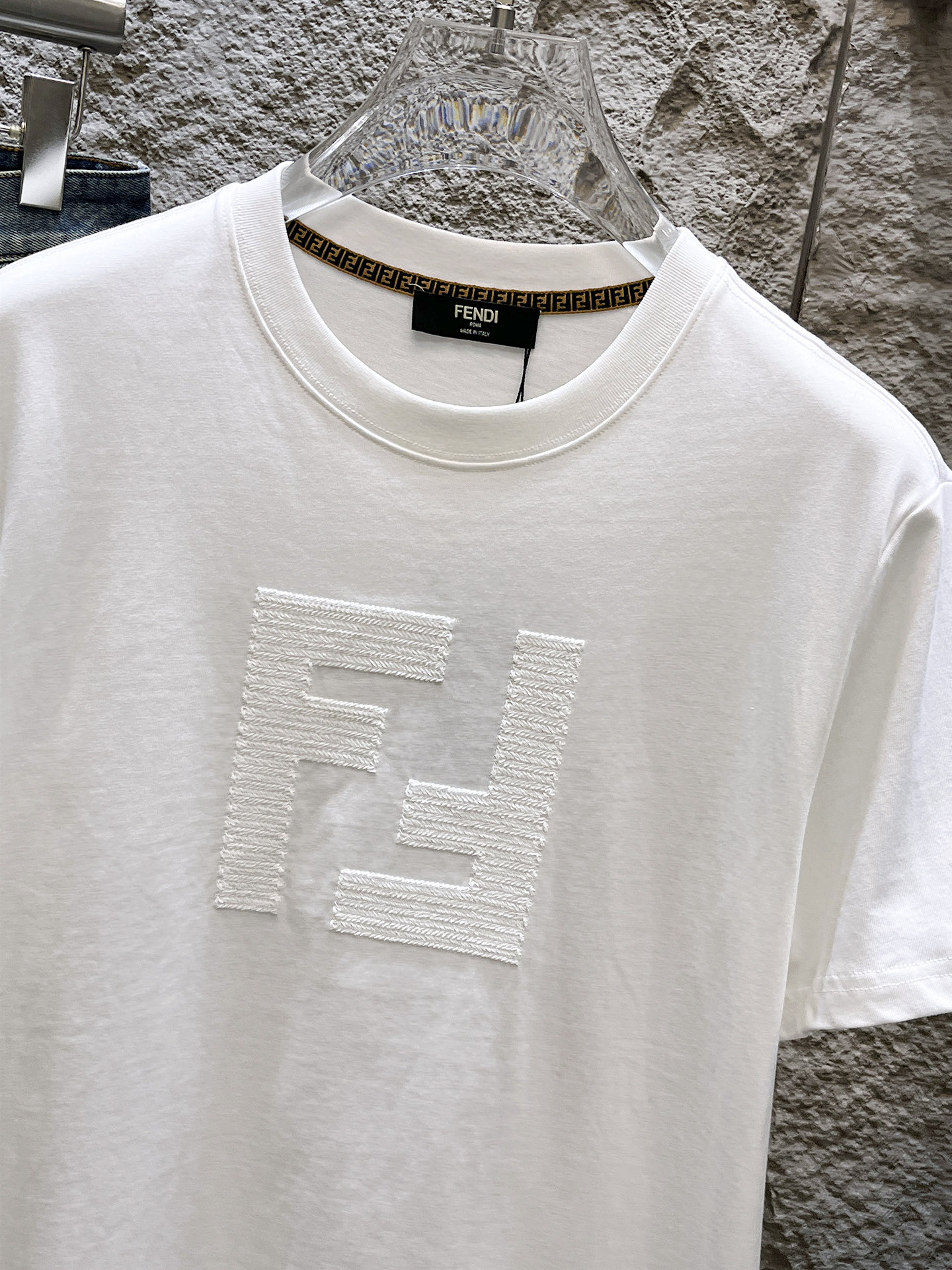 芬迪Fendi26春夏新品专柜首发最新款短袖圆领T恤 高端订制 设计前卫时尚！品牌logo重工艺设计，高
