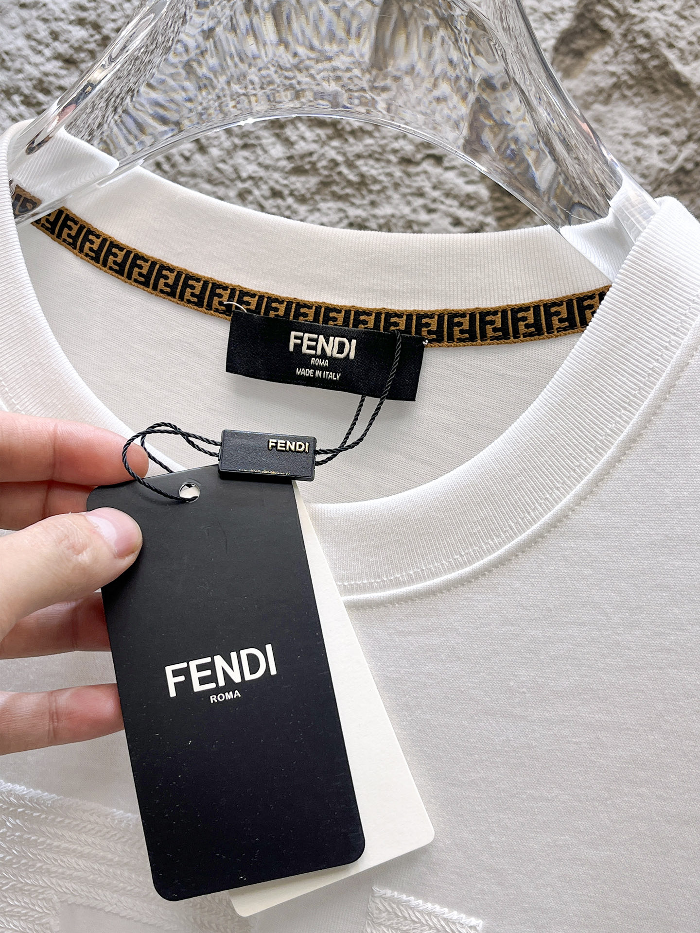 芬迪Fendi26春夏新品专柜首发最新款短袖圆领T恤 高端订制 设计前卫时尚！品牌logo重工艺设计，高
