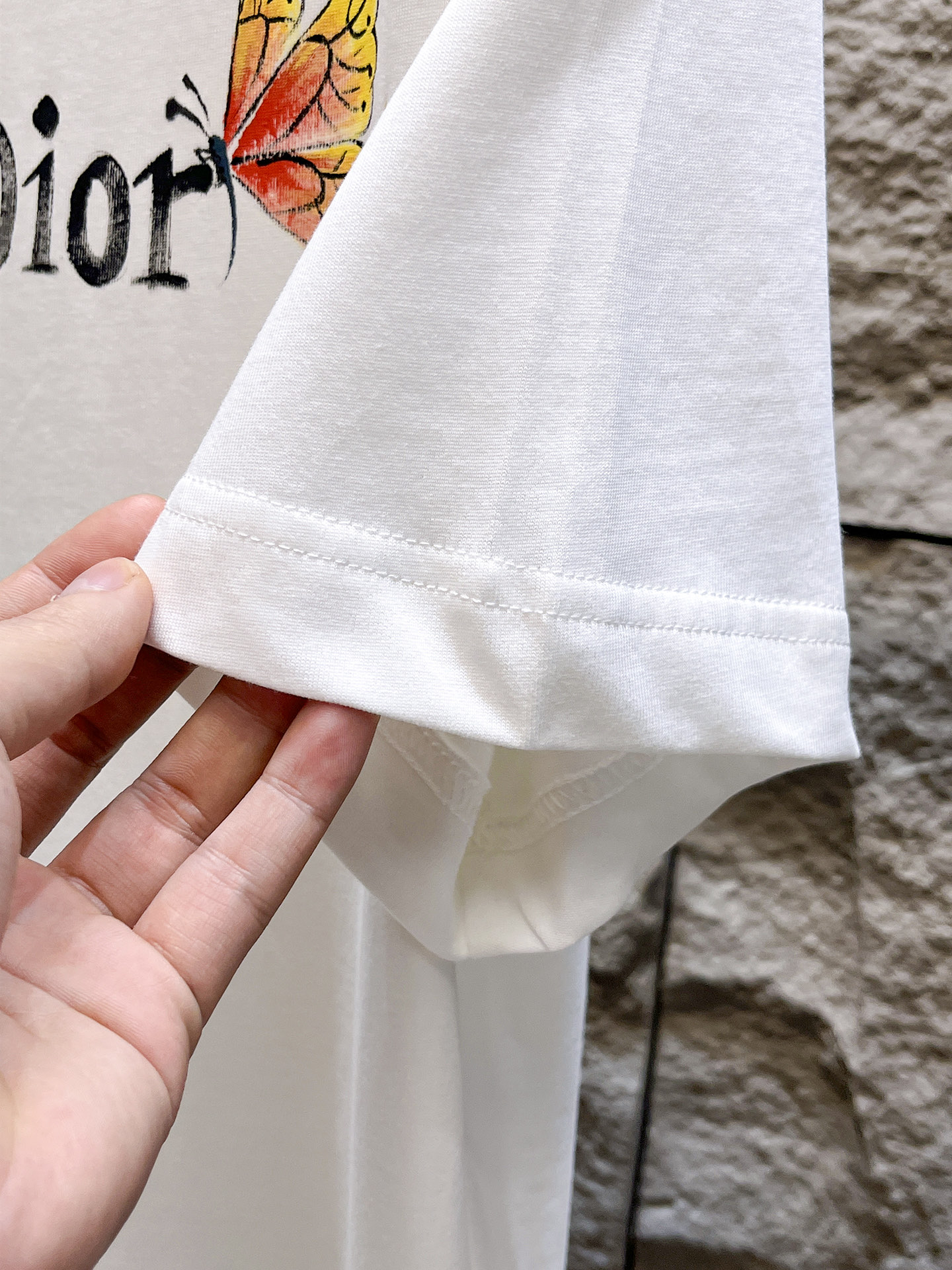 迪奥Dior26春夏新品专柜首发最新款短袖圆领T恤 高端订制 设计前卫时尚！品牌logo手绘重工艺设计，