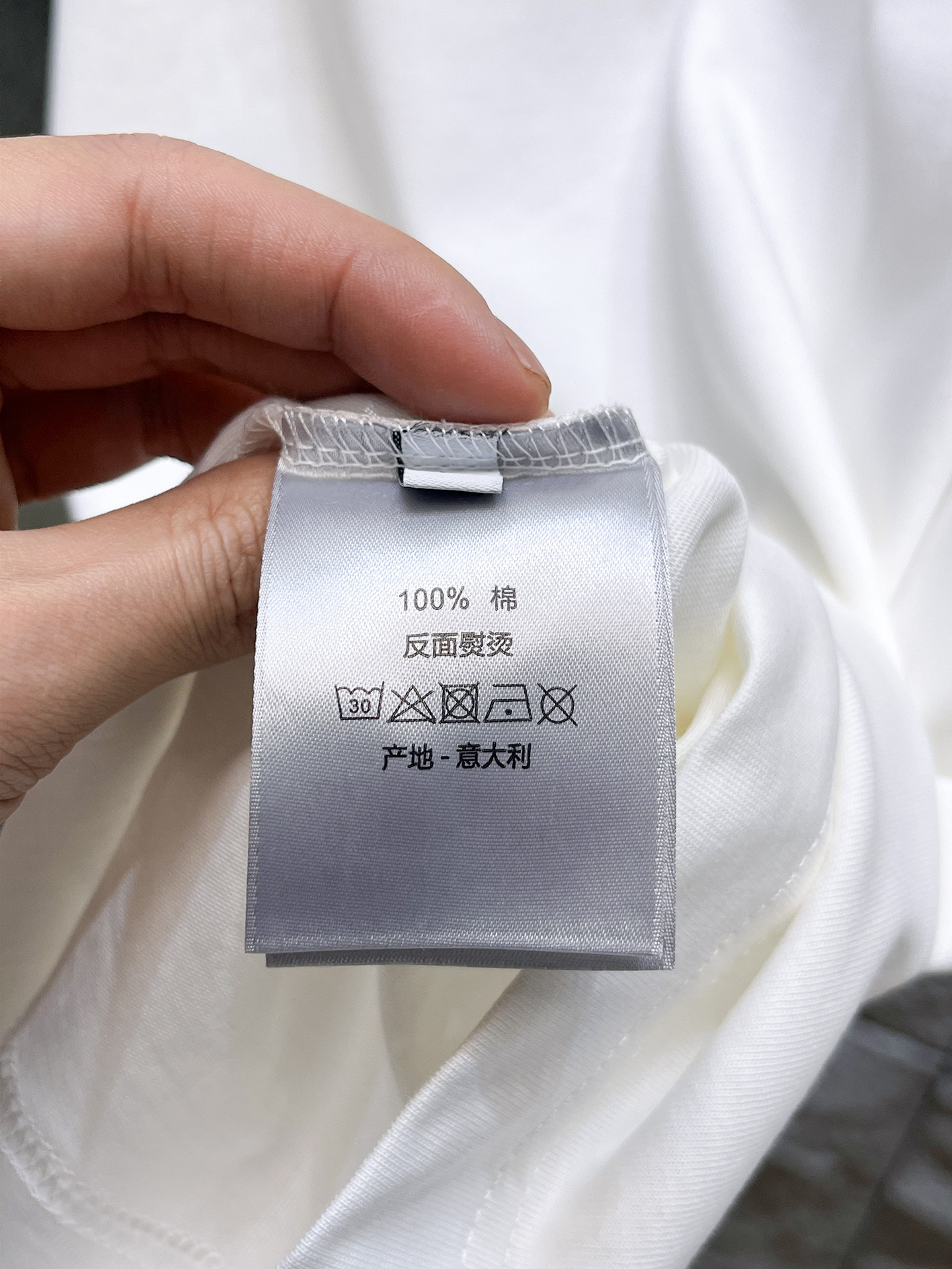 迪奥Dior26春夏新品专柜首发最新款短袖圆领T恤 高端订制 设计前卫时尚！品牌logo手绘重工艺设计，