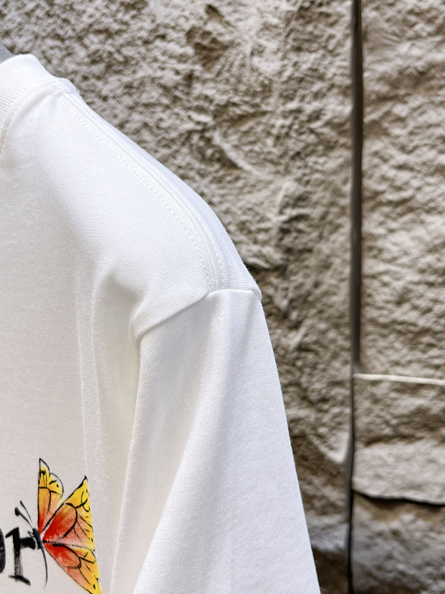 迪奥Dior26春夏新品专柜首发最新款短袖圆领T恤 高端订制 设计前卫时尚！品牌logo手绘重工艺设计，