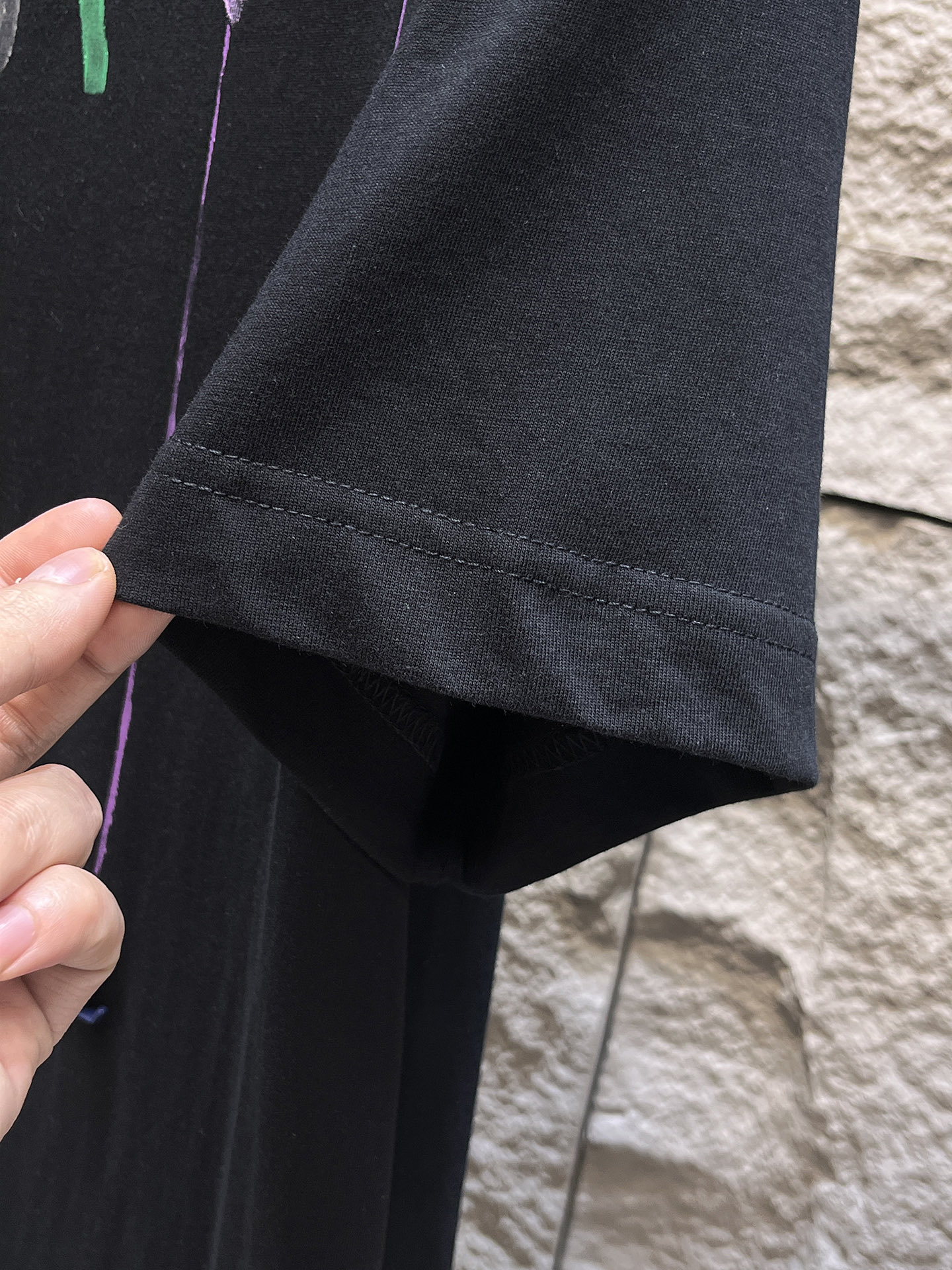 路易威登LV26春夏新品专柜首发最新款短袖圆领T恤 高端订制 设计前卫时尚！品牌logo手绘重工艺设计，