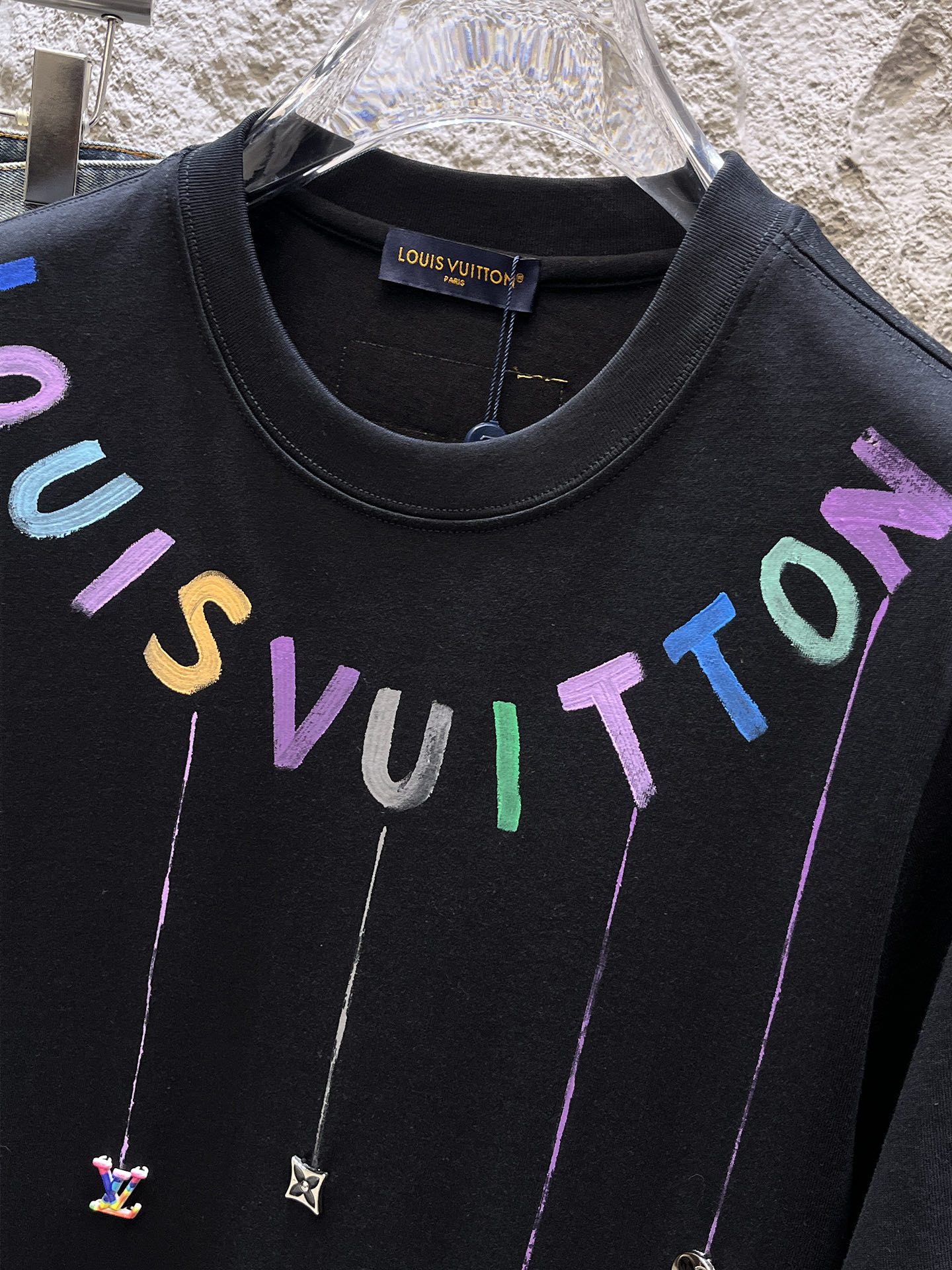 路易威登LV26春夏新品专柜首发最新款短袖圆领T恤 高端订制 设计前卫时尚！品牌logo手绘重工艺设计，